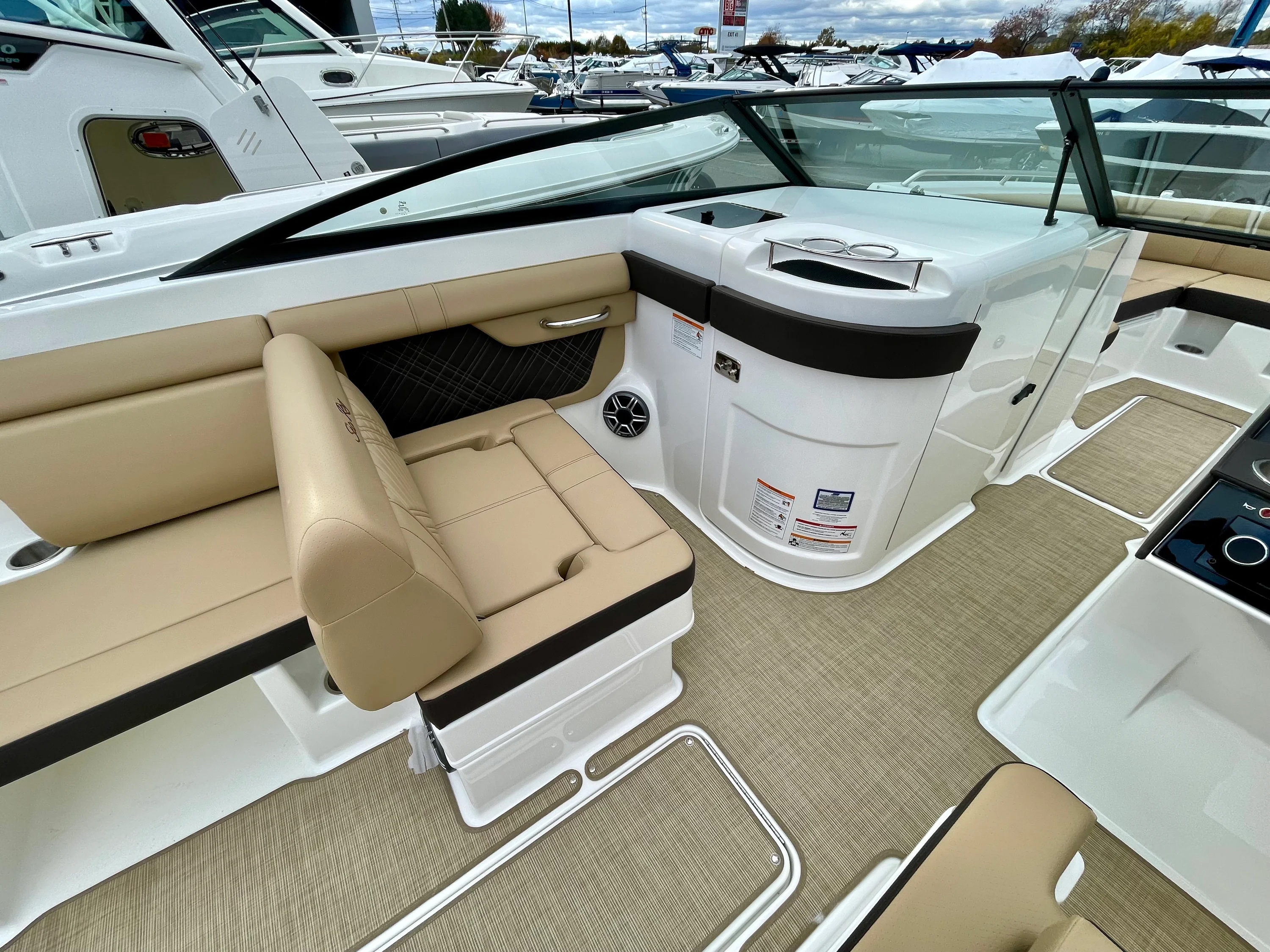 2026 Sea Ray SDX 290 Outboard Image Thumbnail #10
