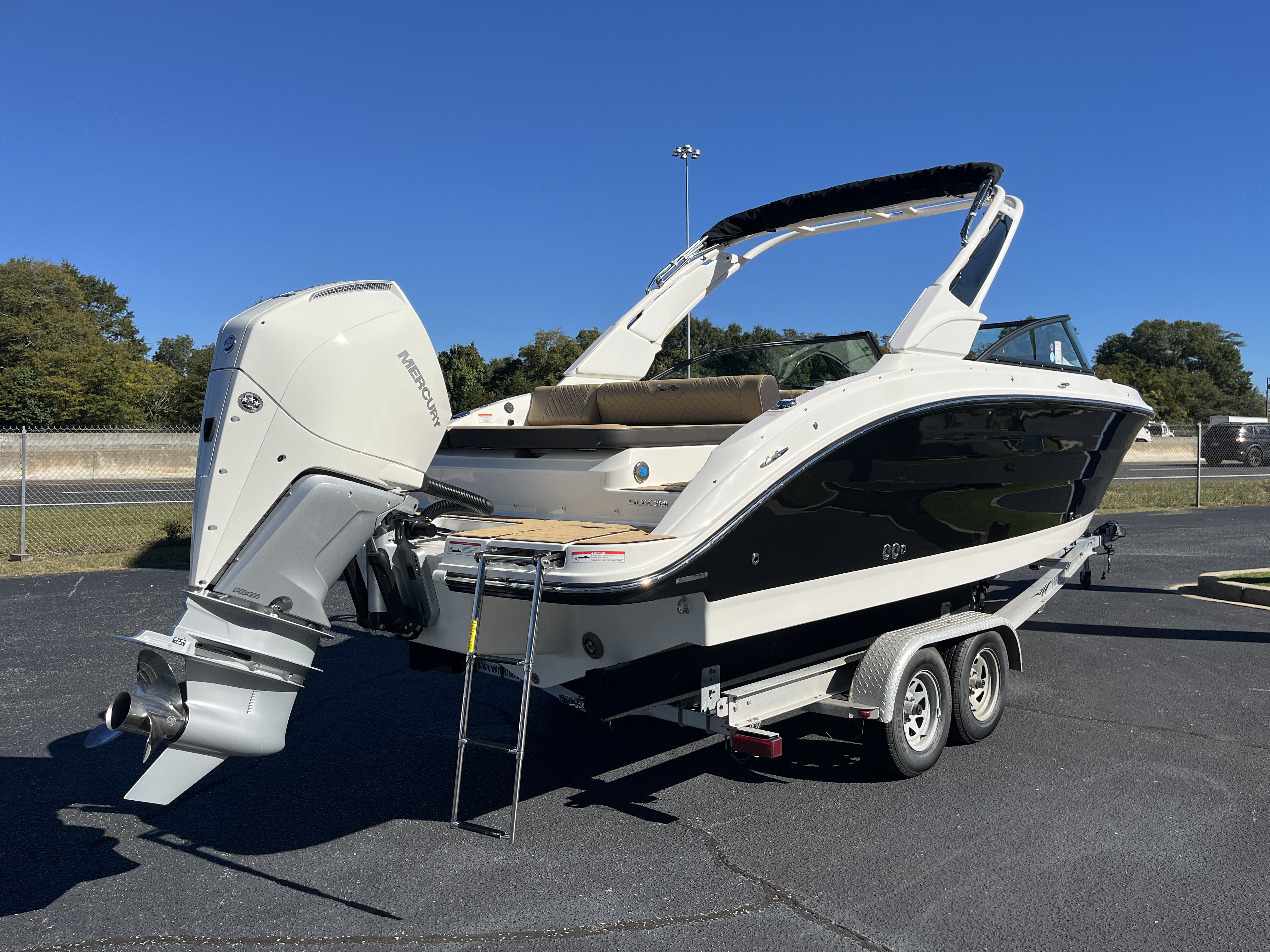 2026 Sea Ray SDX 250 Outboard Image Thumbnail #4