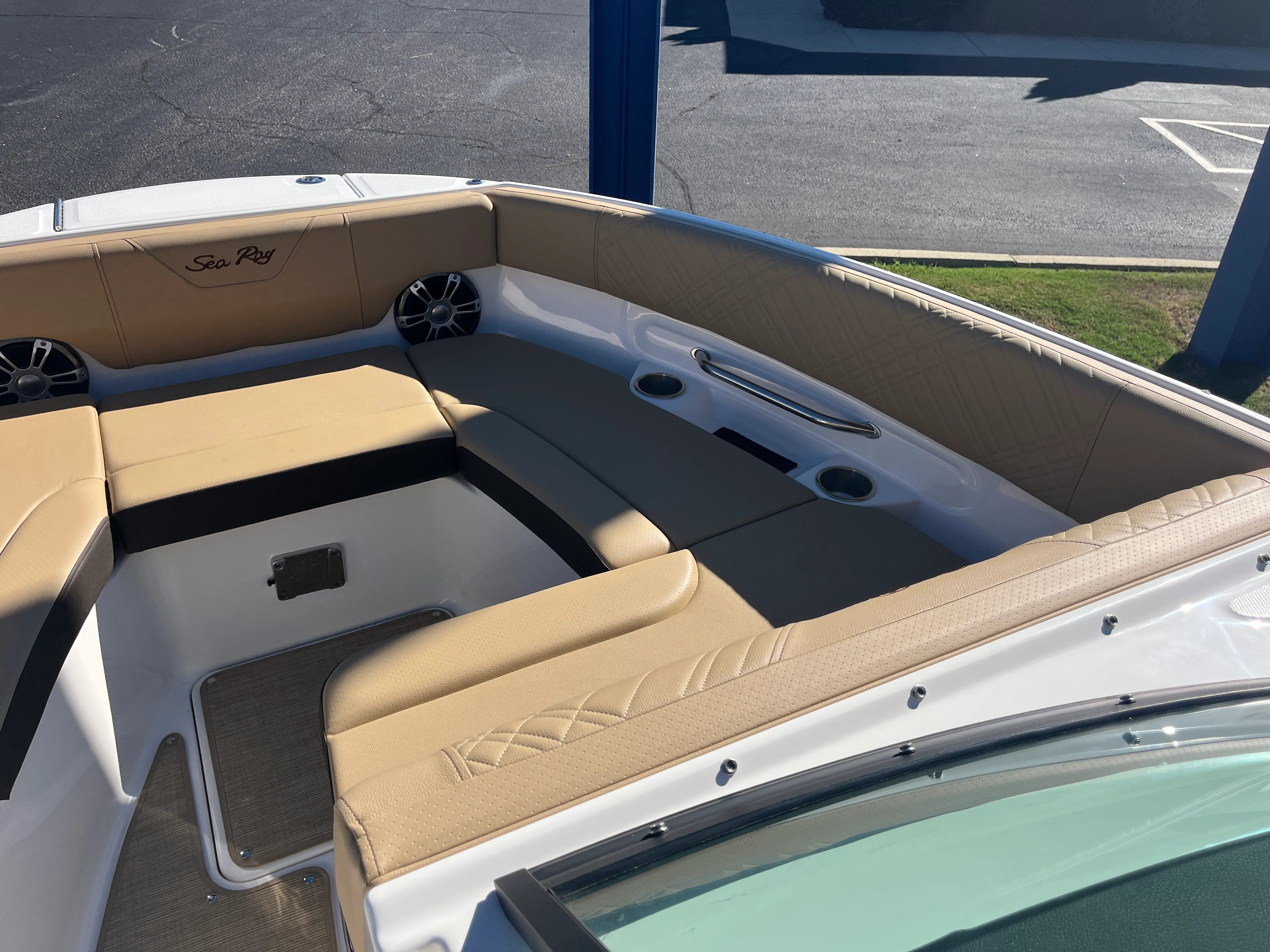 2026 Sea Ray SDX 250 Outboard Image Thumbnail #10