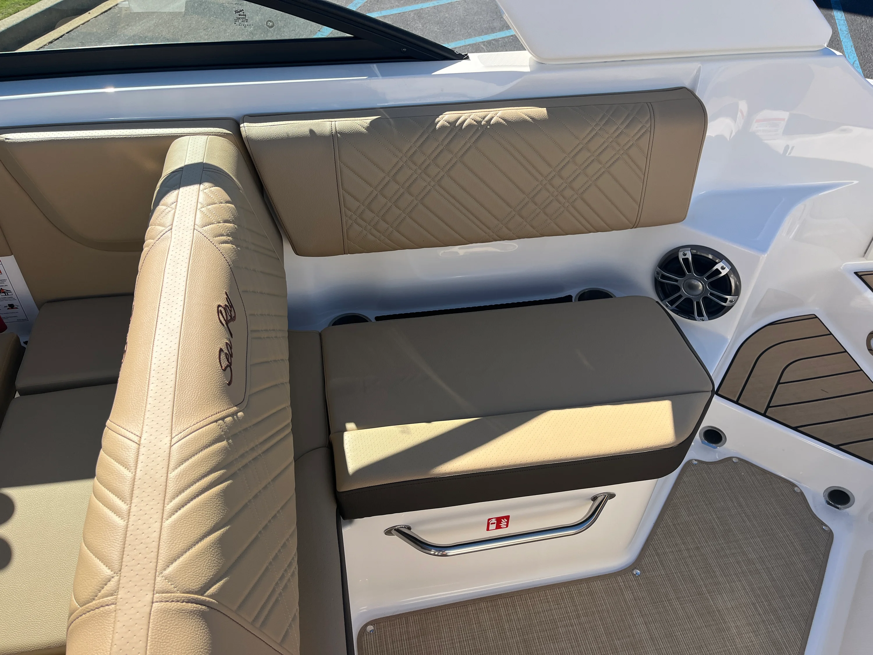 2026 Sea Ray SDX 250 Outboard Image Thumbnail #17