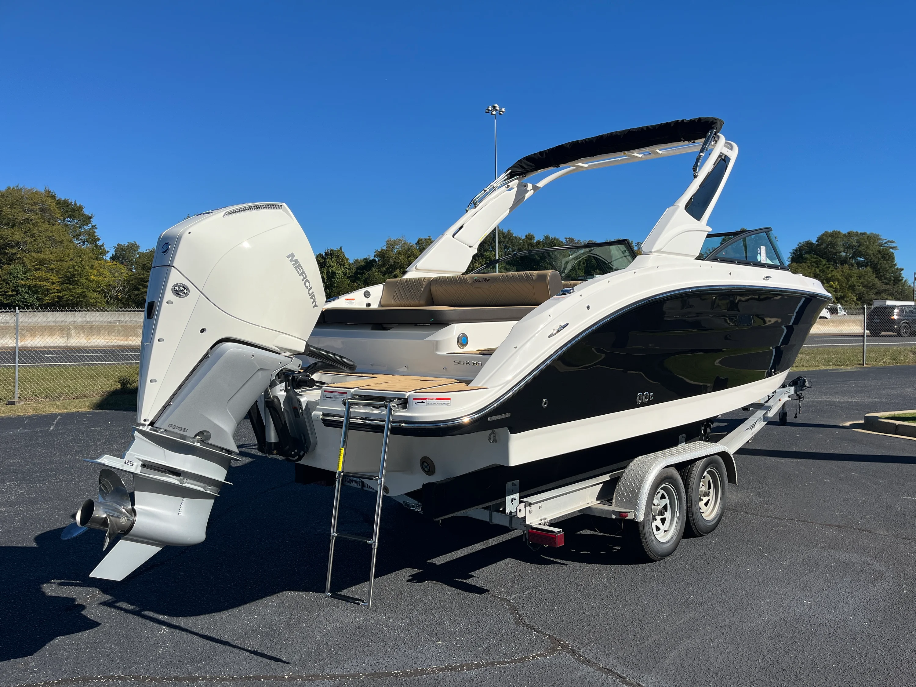 2026 Sea Ray SDX 250 Outboard Image Thumbnail #4