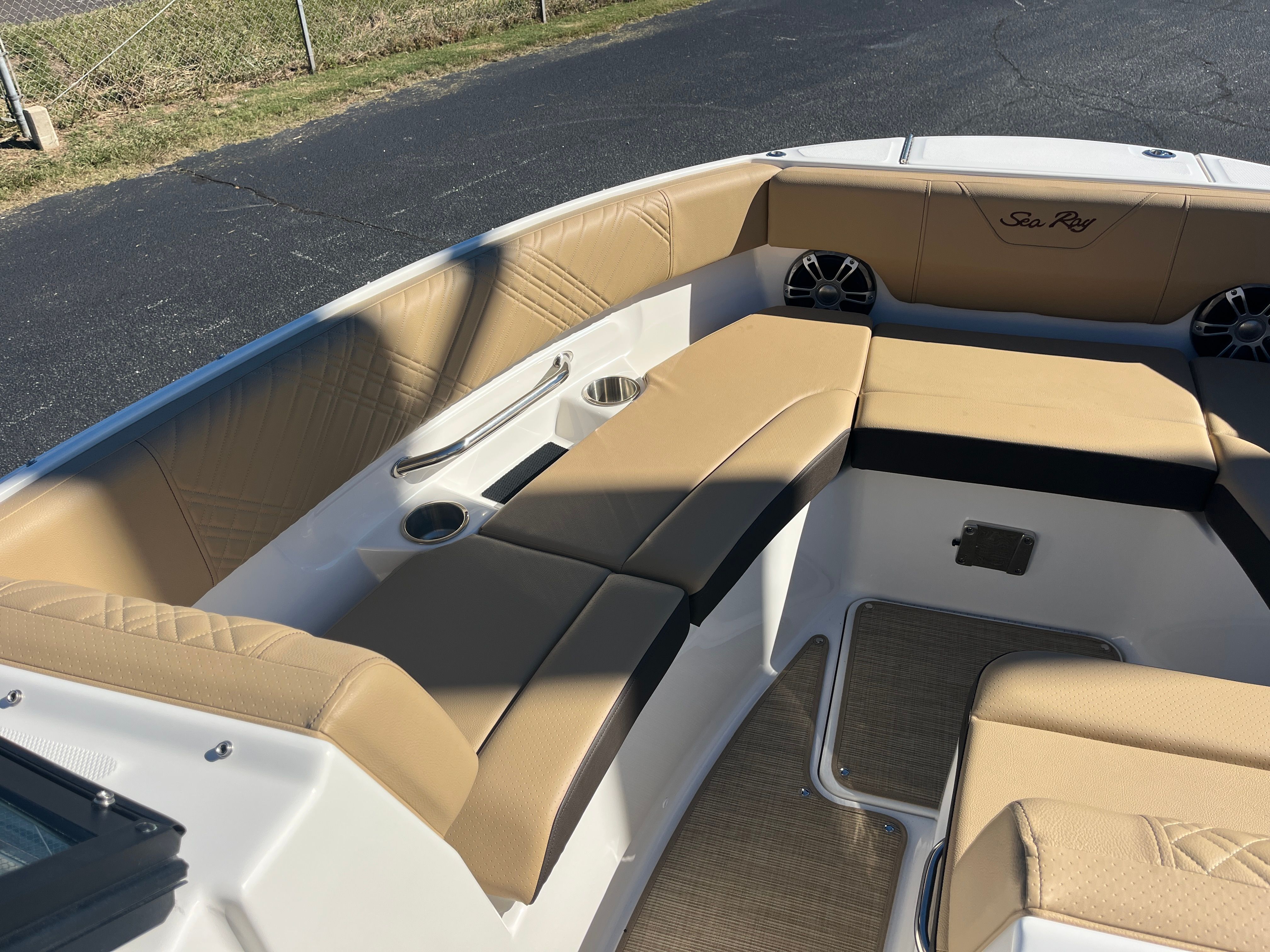 2026 Sea Ray SDX 250 Outboard Image Thumbnail #9