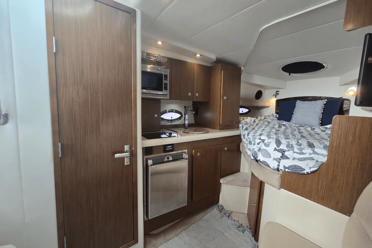 2014 Cruisers Yachts 310 EXPRESS Image Thumbnail #32