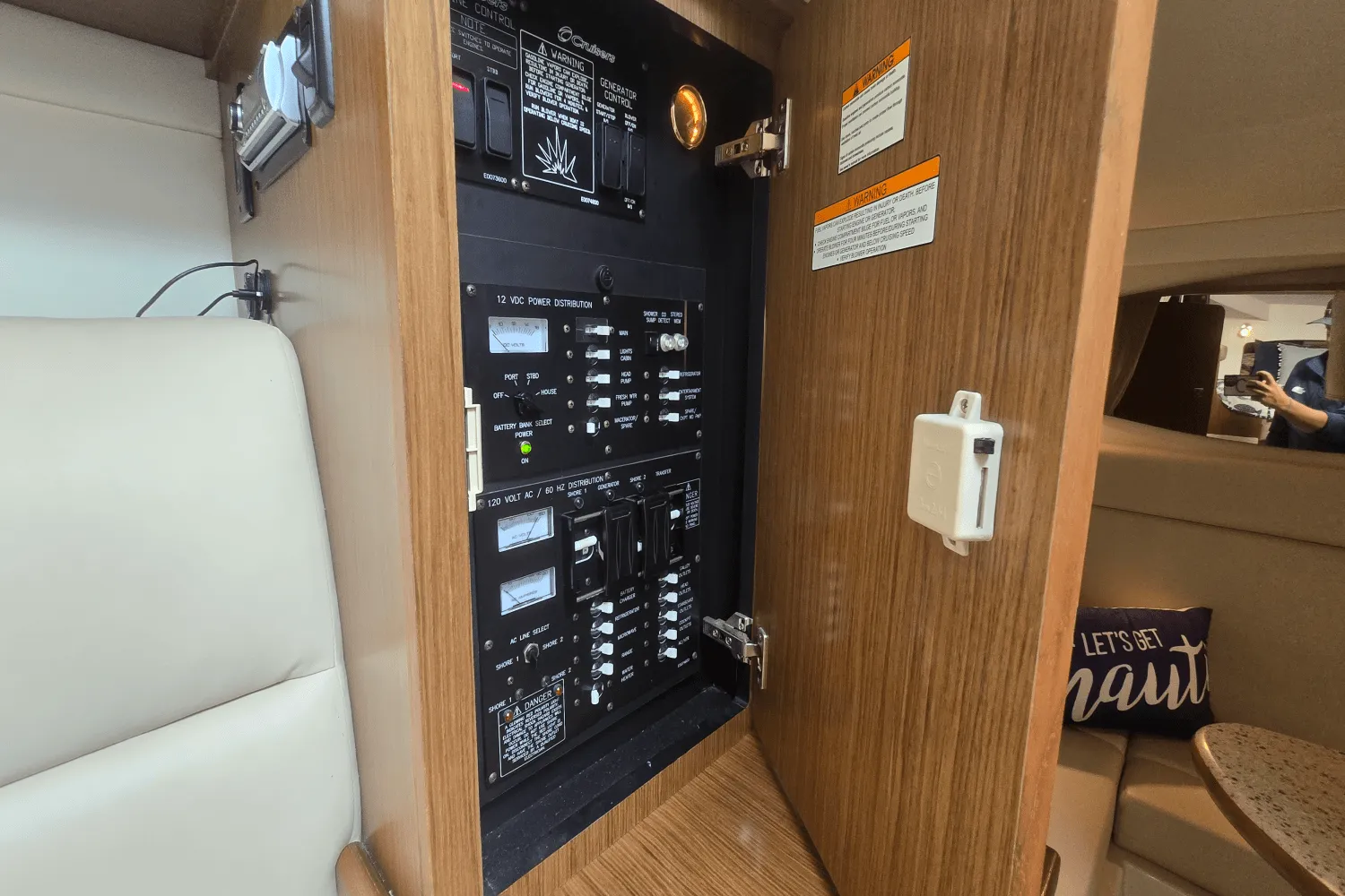 2014 Cruisers Yachts 310 EXPRESS Image Thumbnail #31