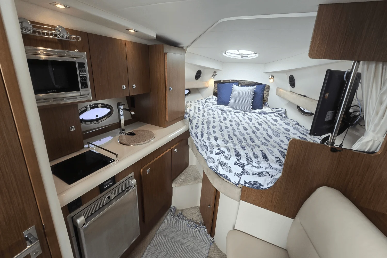 2014 Cruisers Yachts 310 EXPRESS Image Thumbnail #34