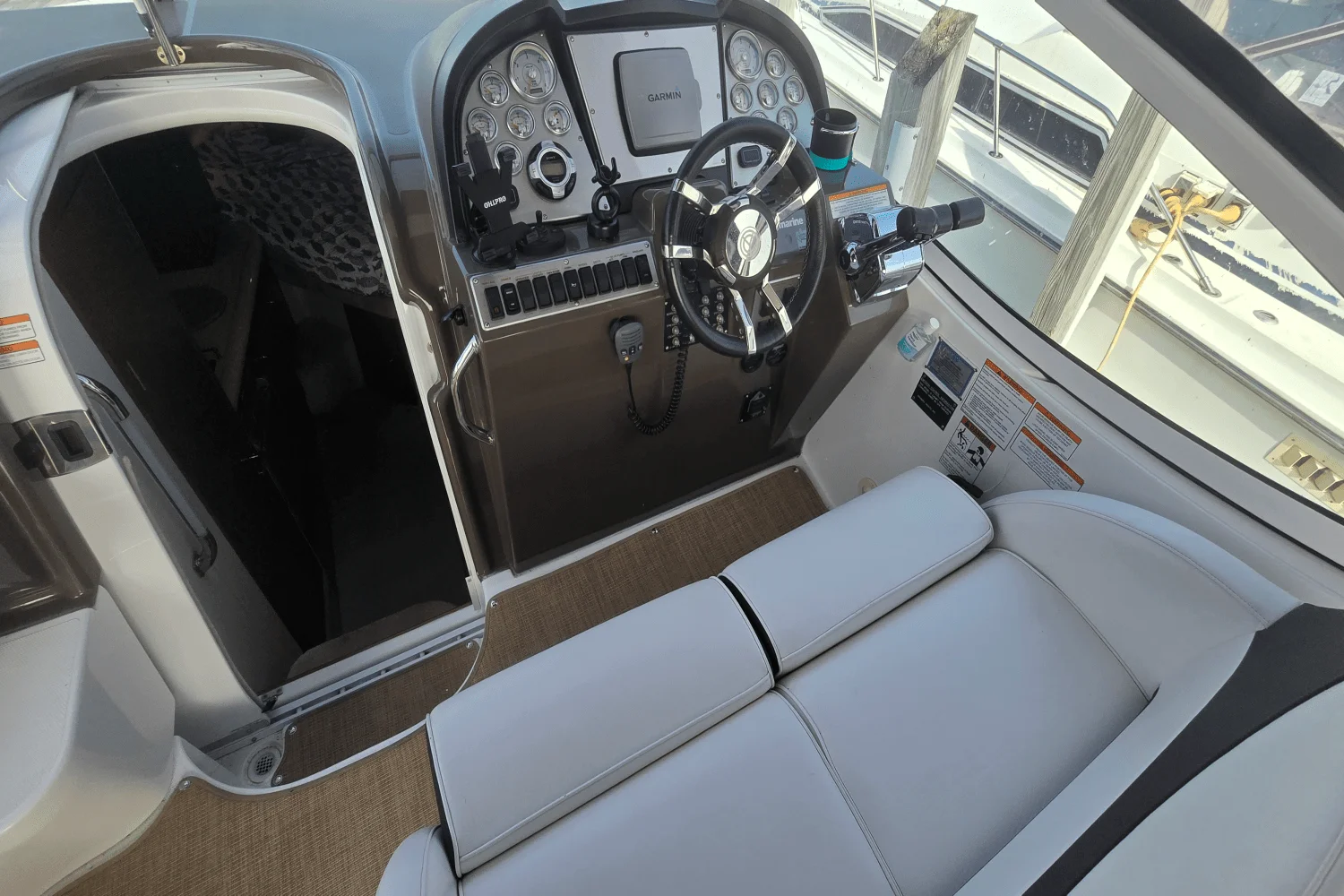 2014 Cruisers Yachts 310 EXPRESS Image Thumbnail #19