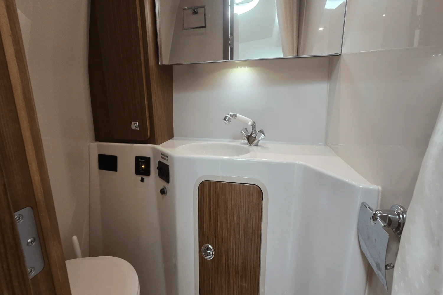 2014 Cruisers Yachts 310 EXPRESS Image Thumbnail #38