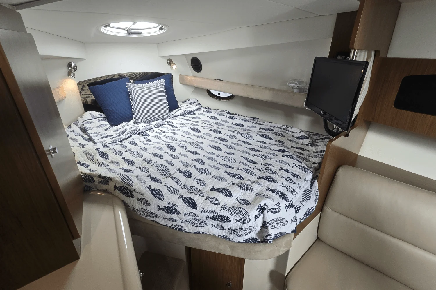 2014 Cruisers Yachts 310 EXPRESS Image Thumbnail #35