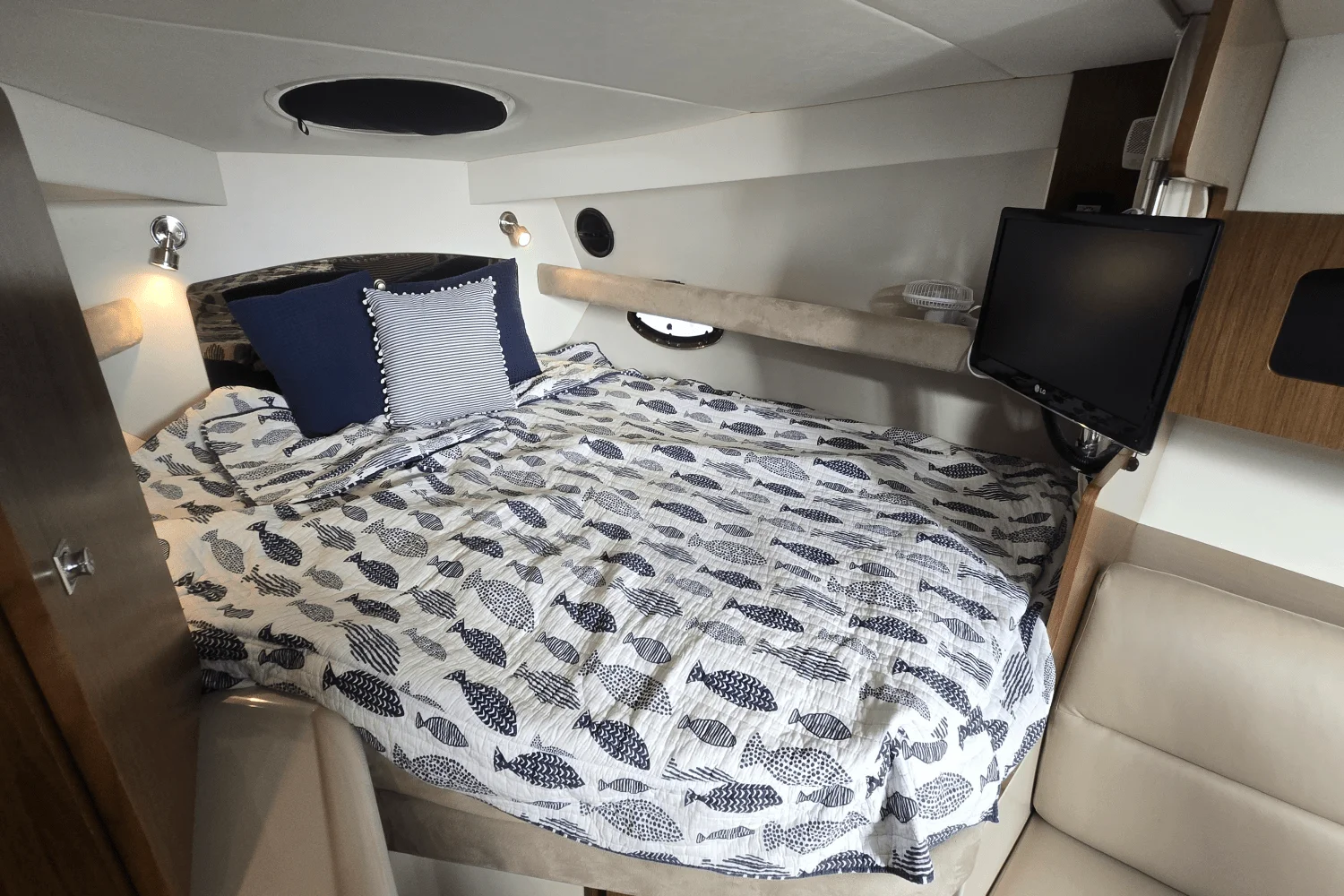 2014 Cruisers Yachts 310 EXPRESS Image Thumbnail #33