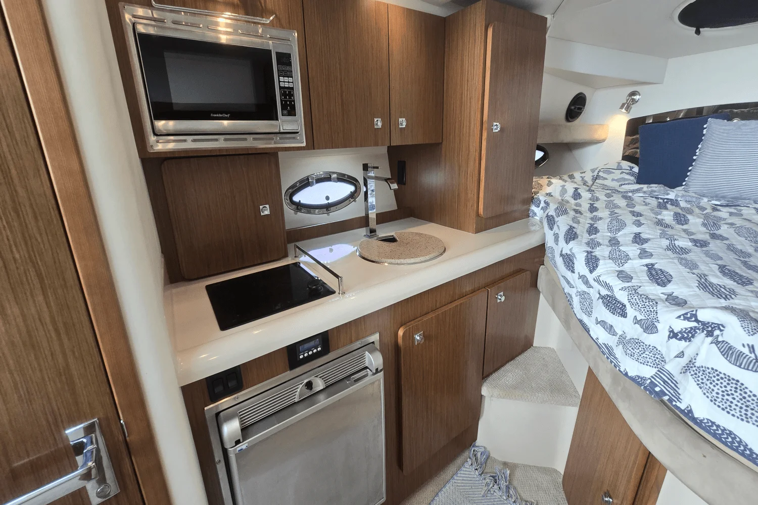 2014 Cruisers Yachts 310 EXPRESS Image Thumbnail #26