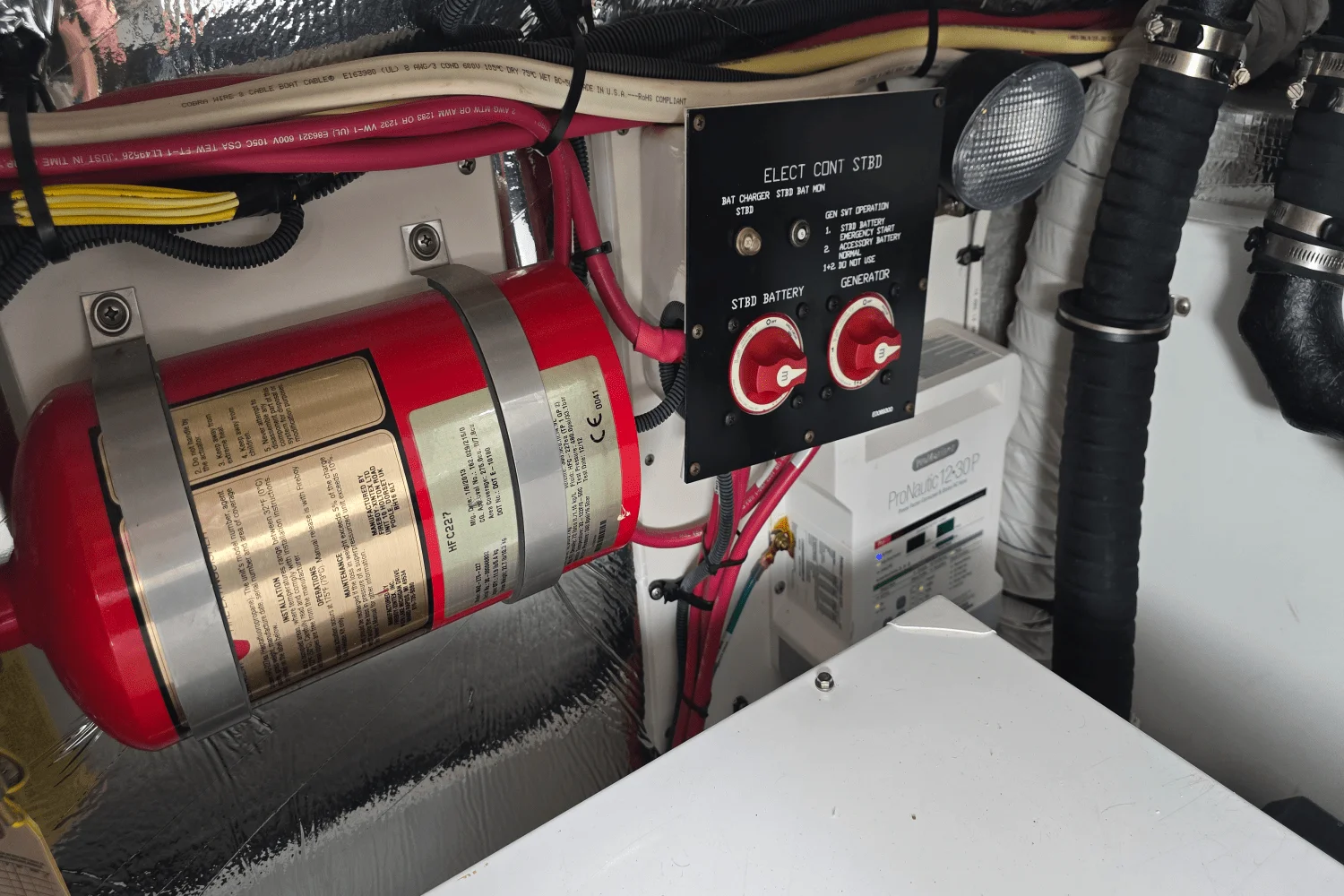 2014 Cruisers Yachts 310 EXPRESS Image Thumbnail #15