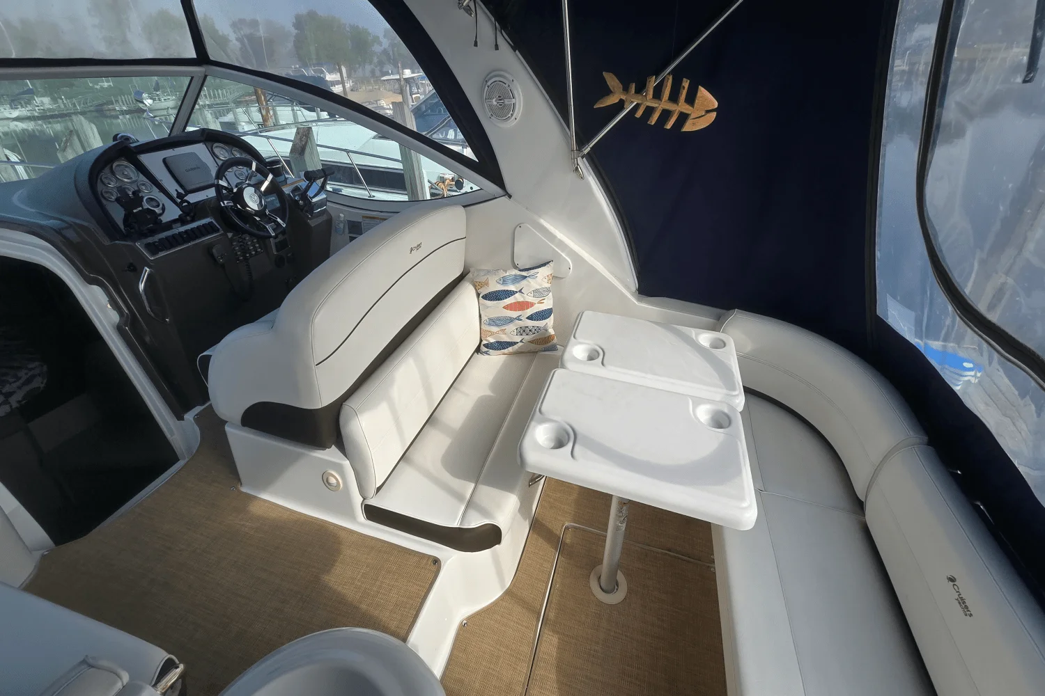 2014 Cruisers Yachts 310 EXPRESS Image Thumbnail #3