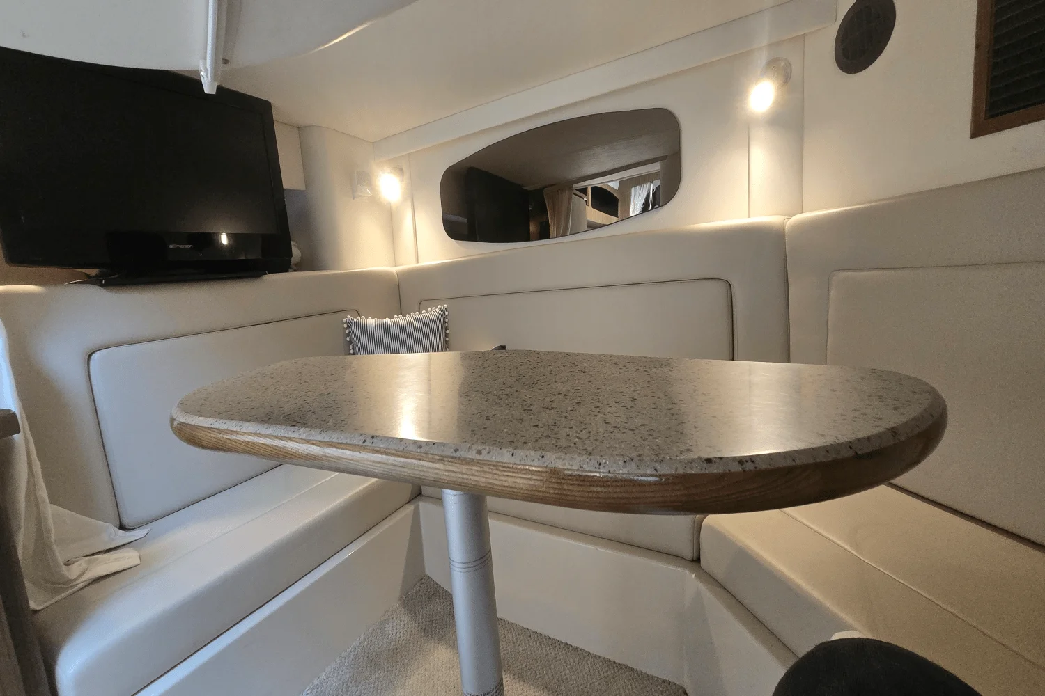 2014 Cruisers Yachts 310 EXPRESS Image Thumbnail #29