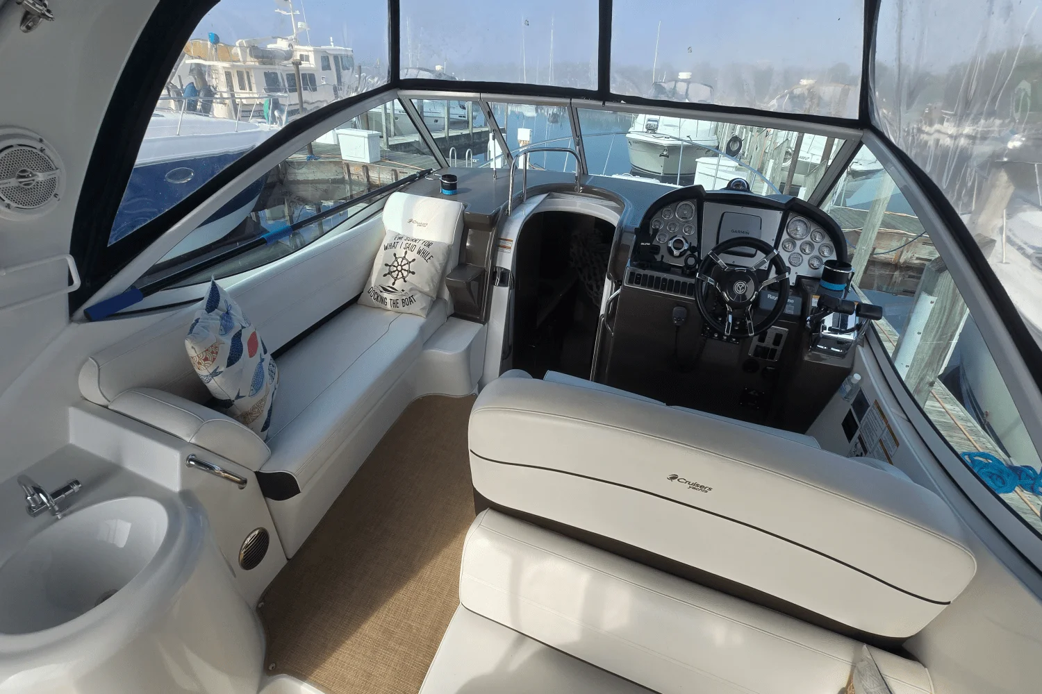 2014 Cruisers Yachts 310 EXPRESS Image Thumbnail #5
