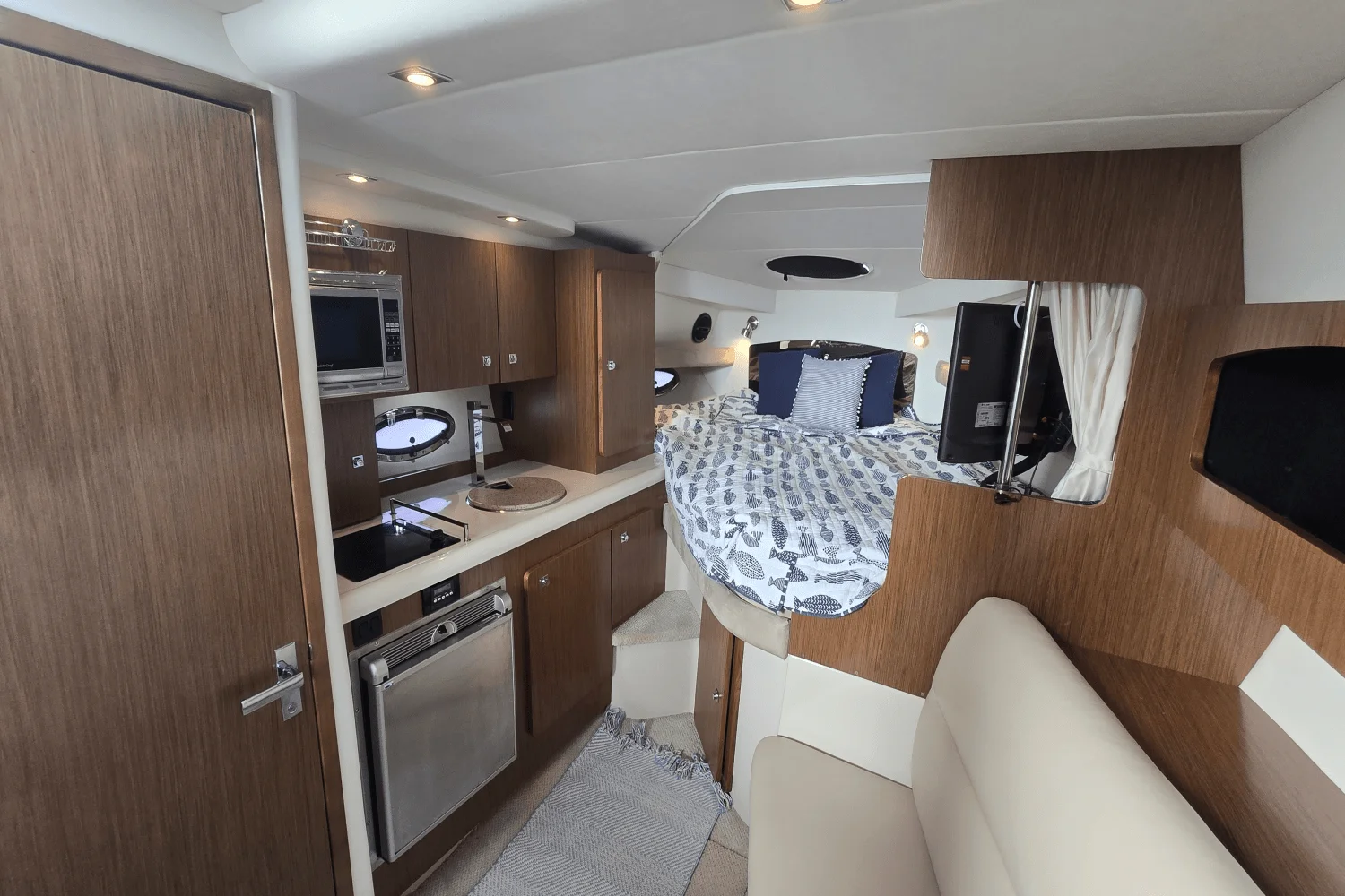 2014 Cruisers Yachts 310 EXPRESS Image Thumbnail #25