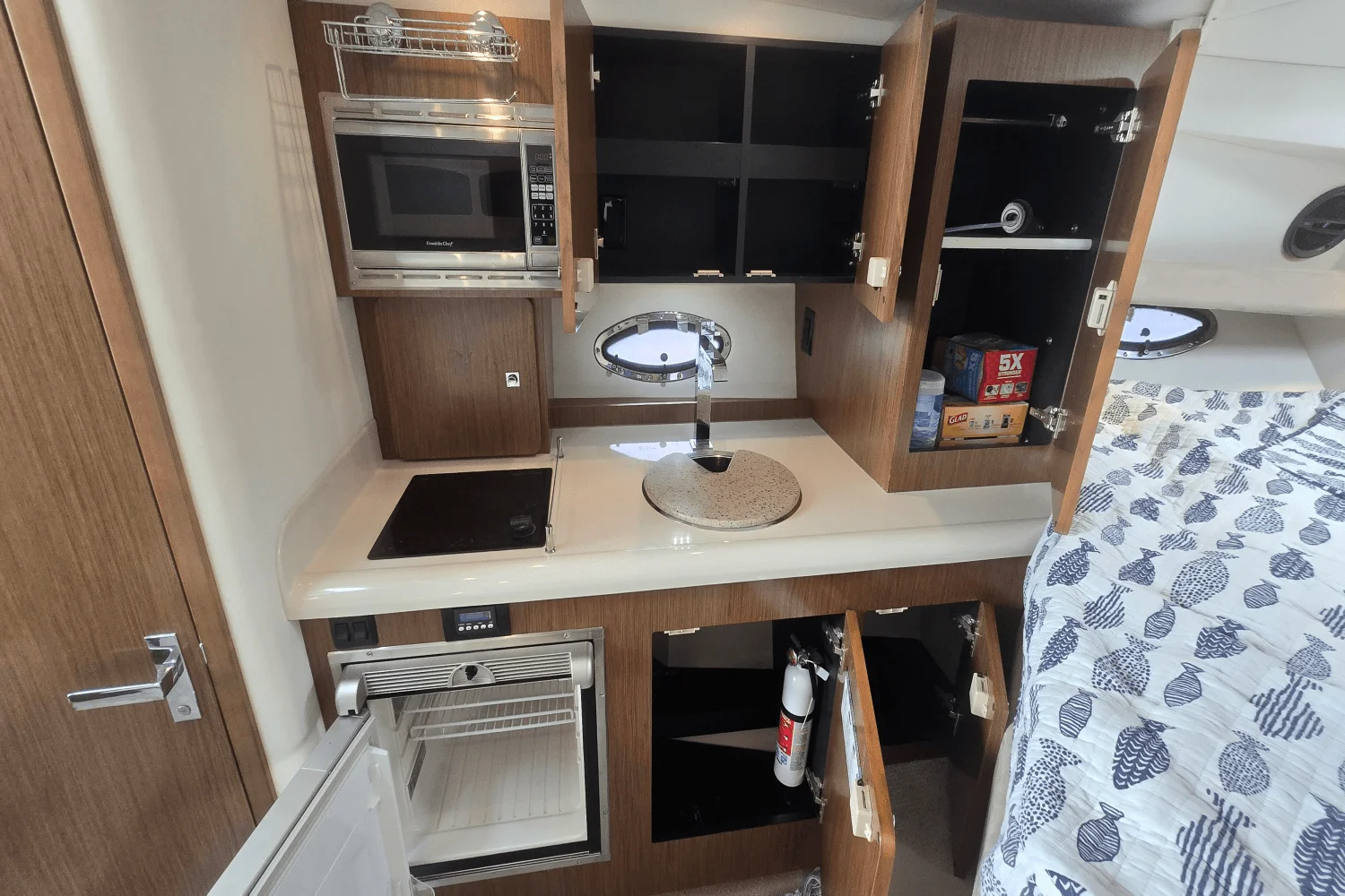 2014 Cruisers Yachts 310 EXPRESS Image Thumbnail #40