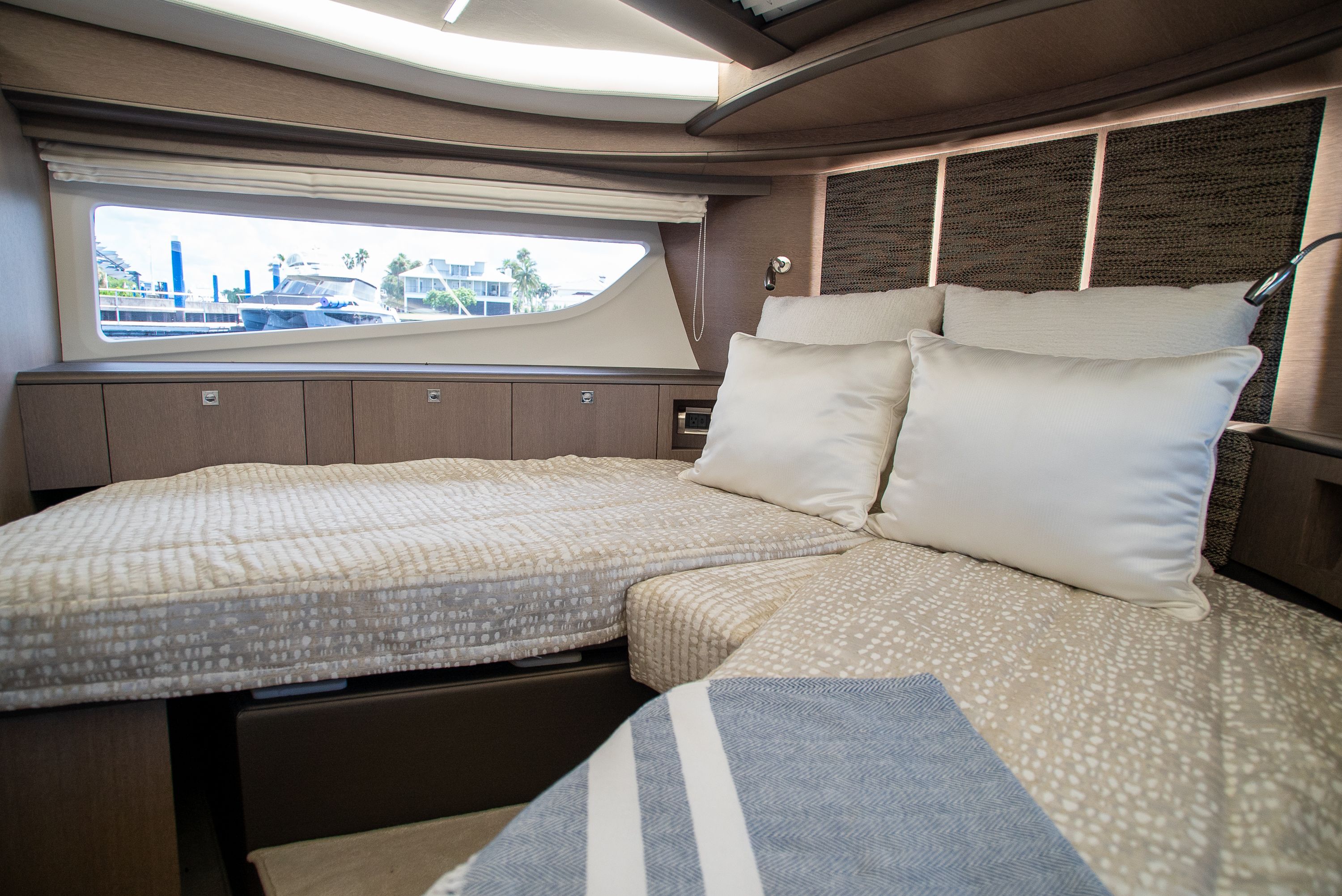 2022 Galeon 400 FLY Image Thumbnail #38