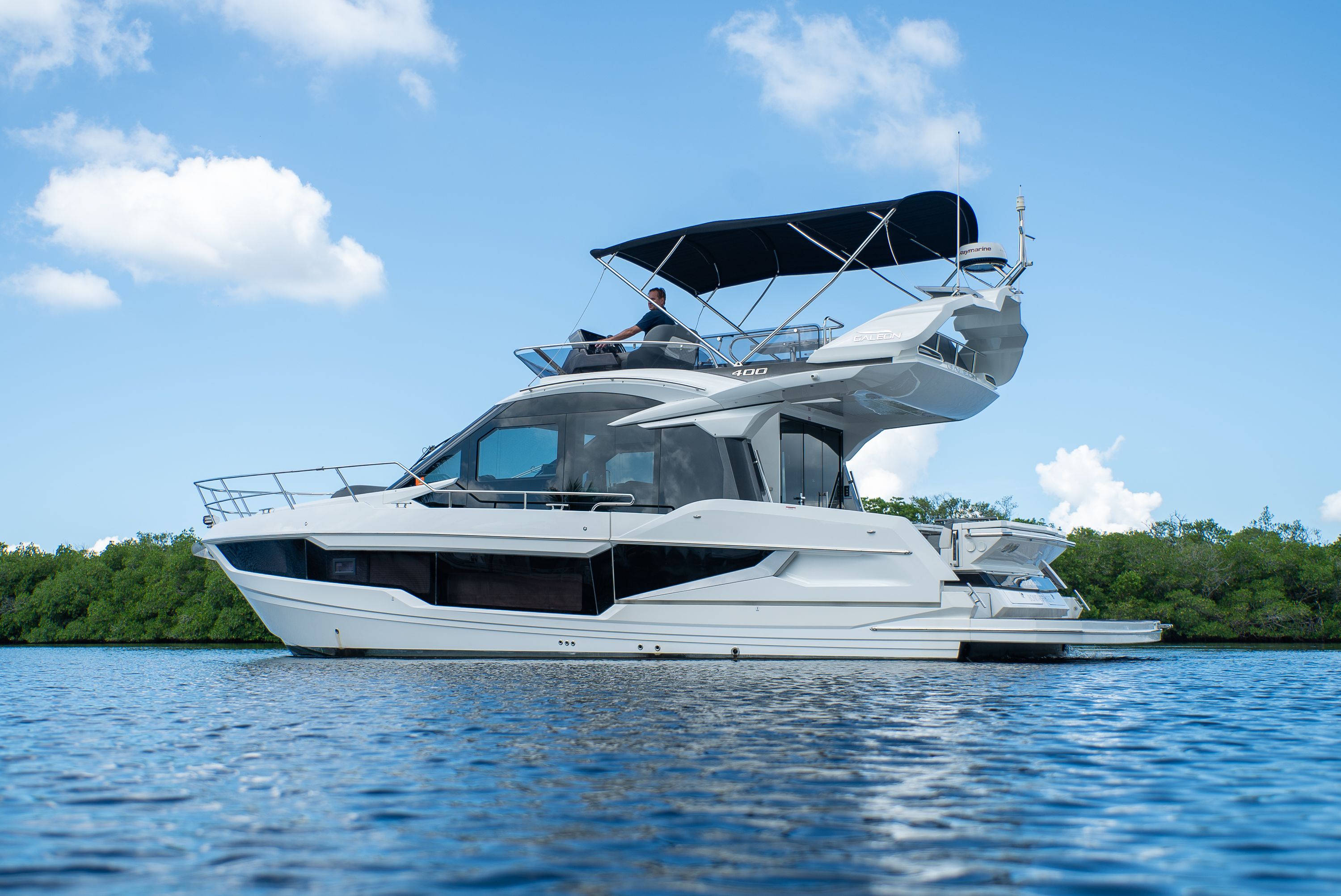 2022 Galeon 400 FLY Image Thumbnail #3
