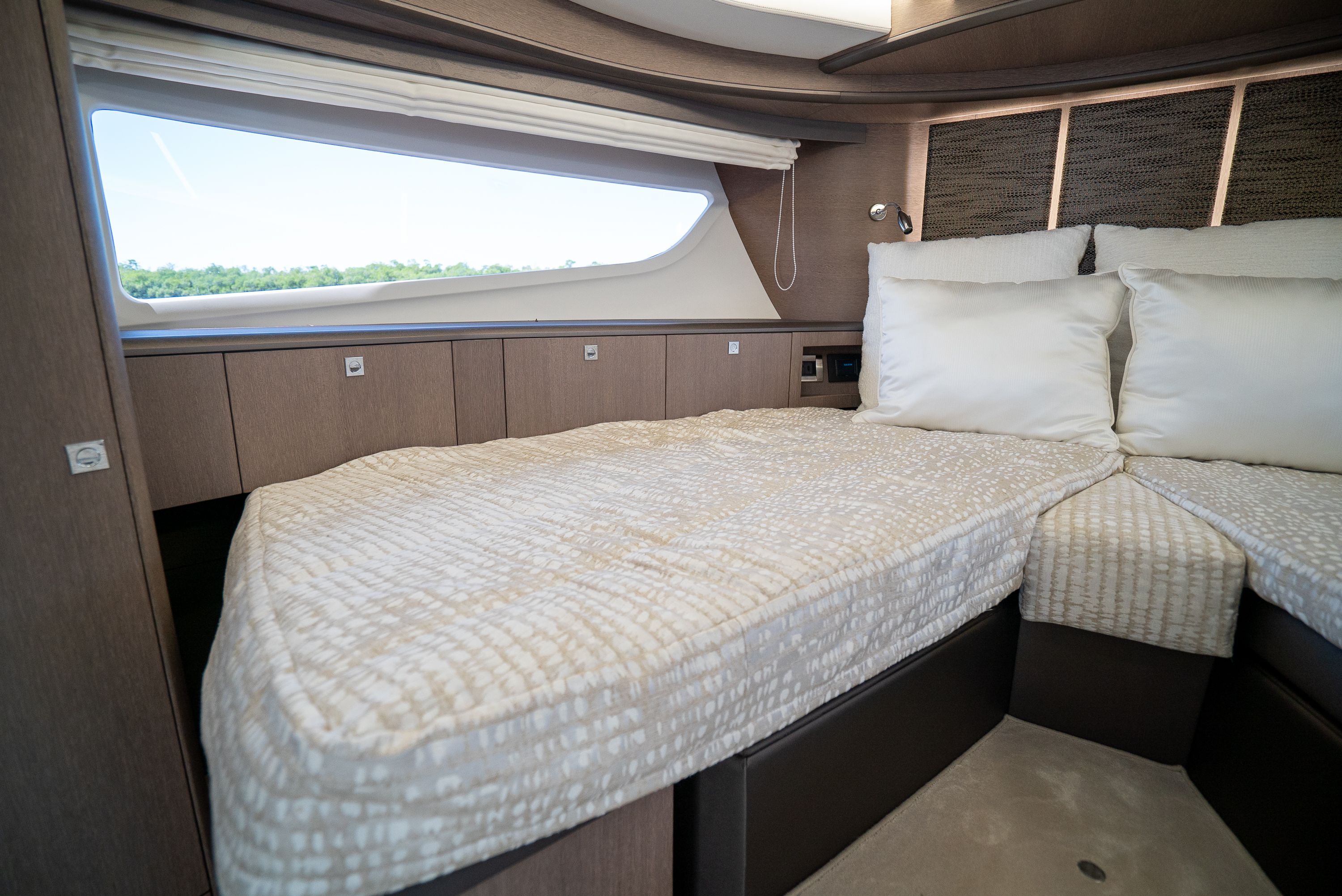 2022 Galeon 400 FLY Image Thumbnail #35