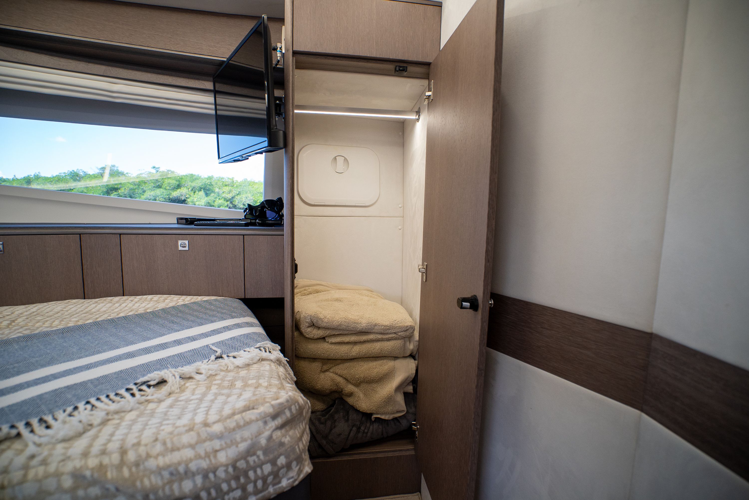 2022 Galeon 400 FLY Image Thumbnail #40