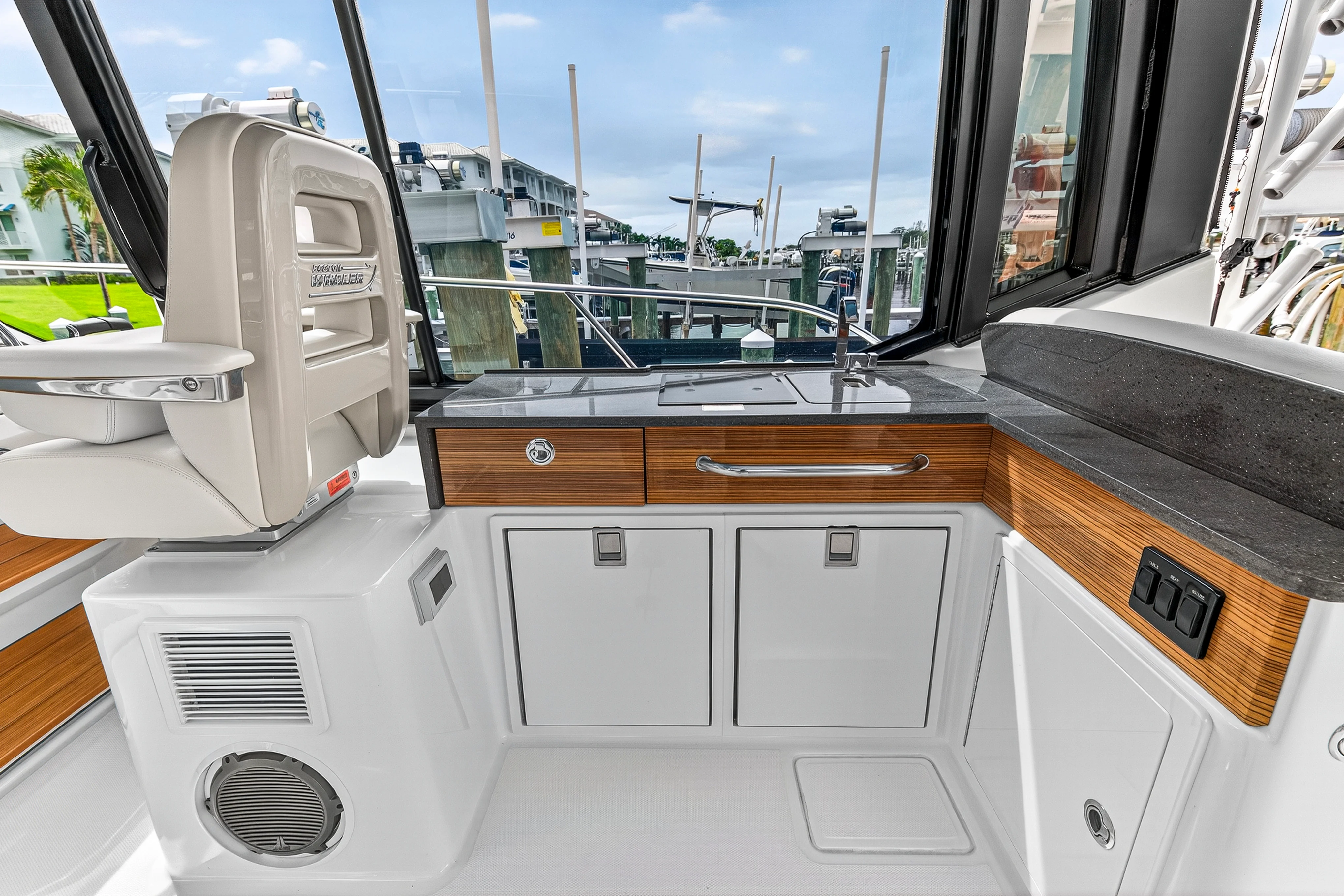 2024 Boston Whaler 405 CONQUEST Image Thumbnail #40