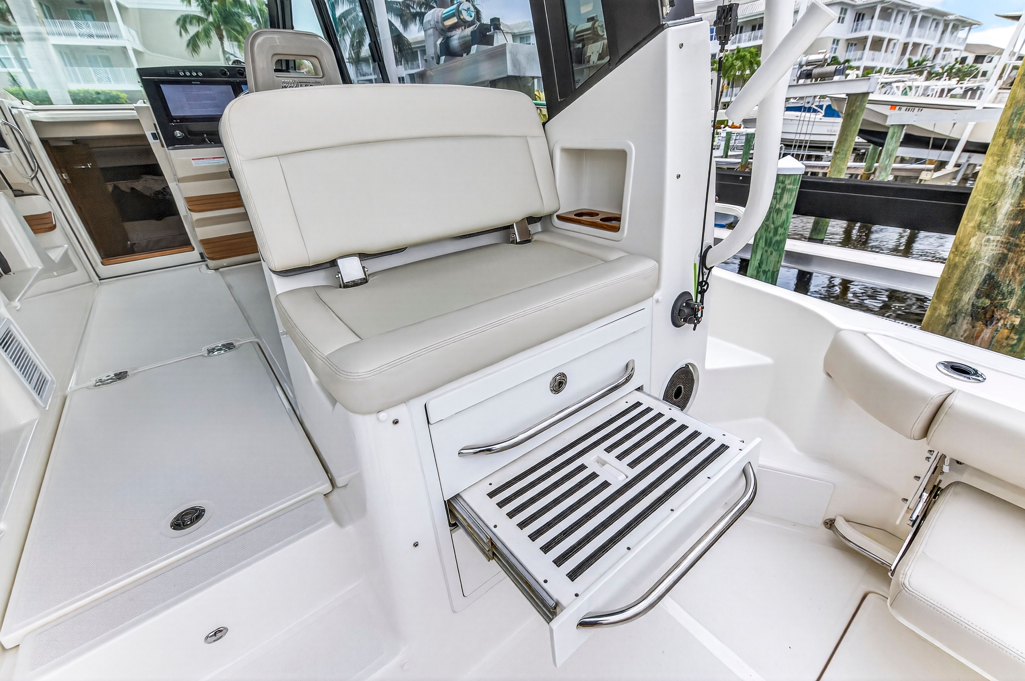 2024 Boston Whaler 405 CONQUEST Image Thumbnail #30