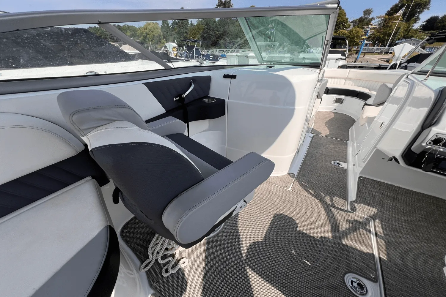 2016 Cruisers Yachts 298 SS Image Thumbnail #19