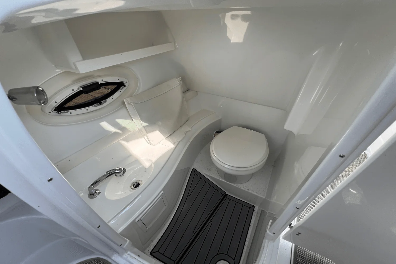 2016 Cruisers Yachts 298 SS Image Thumbnail #18