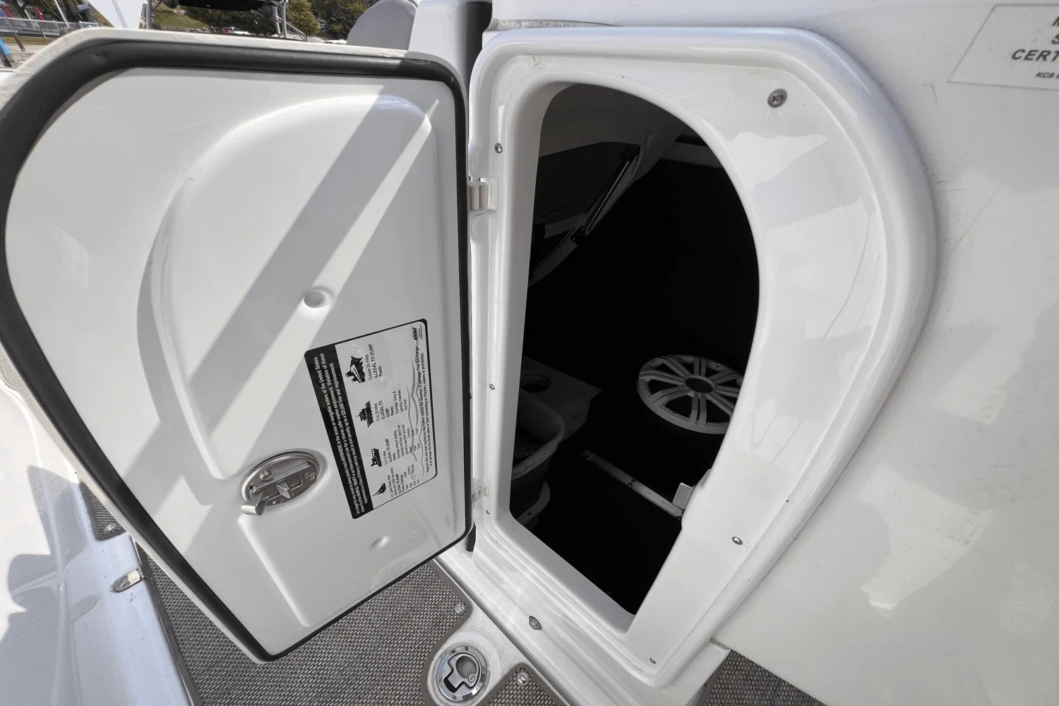 2016 Cruisers Yachts 298 SS Image Thumbnail #23