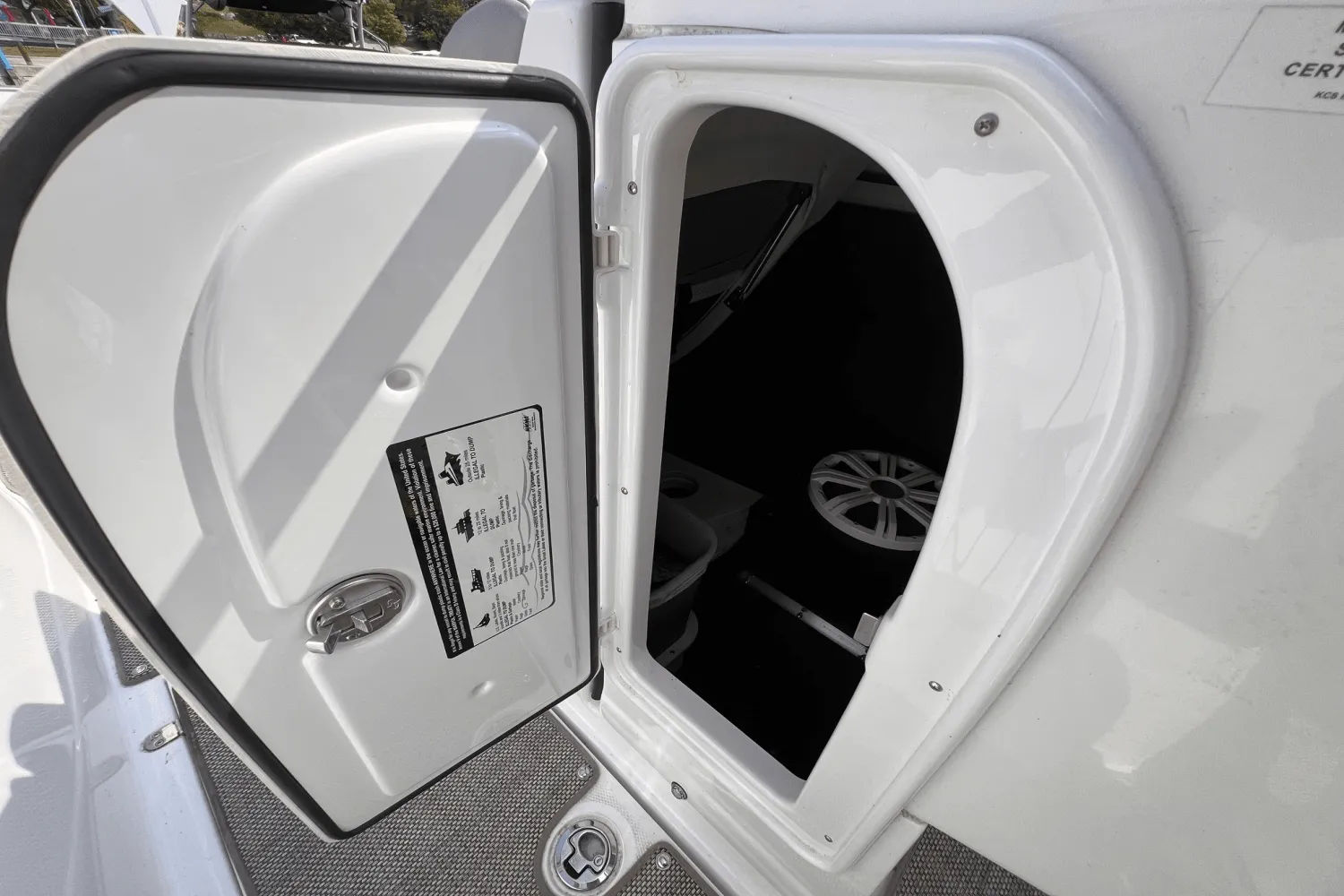 2016 Cruisers Yachts 298 SS Image Thumbnail #23