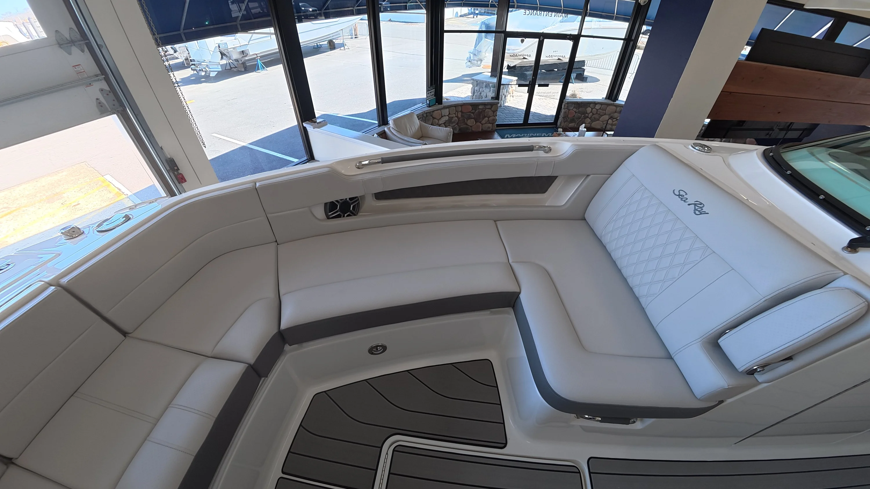 2026 Sea Ray SLX 310 Outboard Image Thumbnail #32