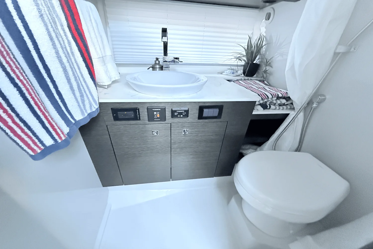 2020 Cruisers Yachts 38 GLS Image Thumbnail #23