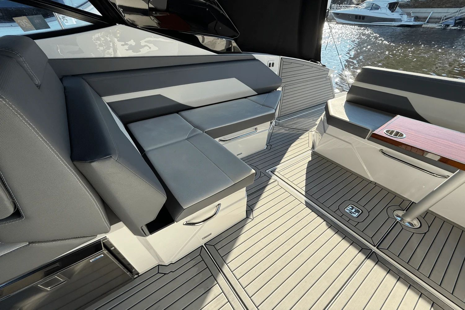 2020 Cruisers Yachts 38 GLS Image Thumbnail #12