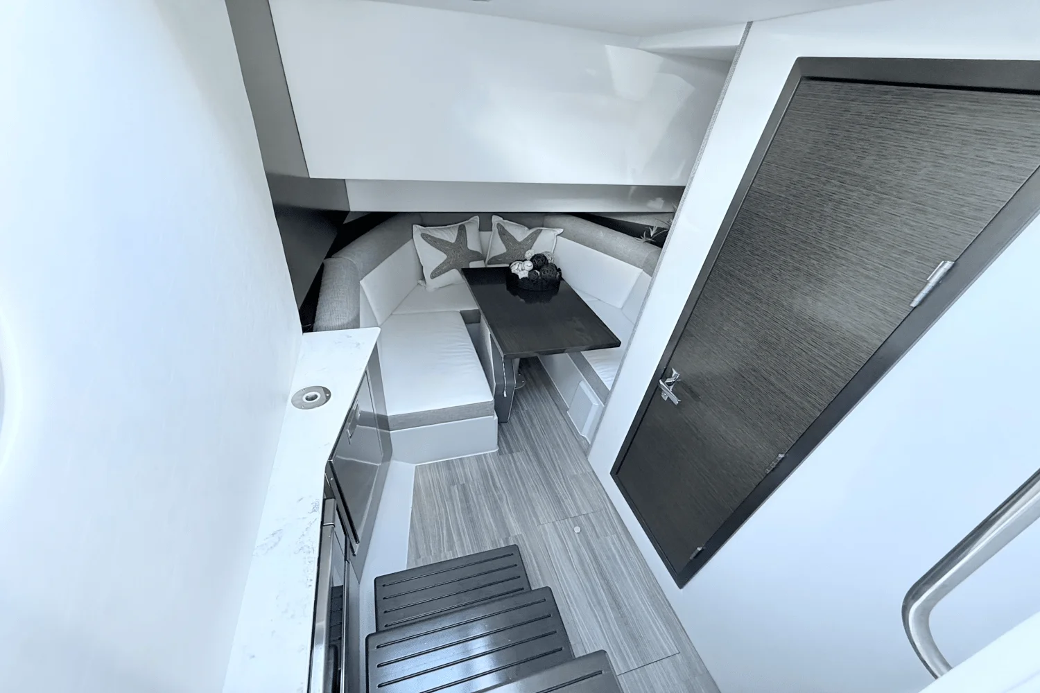 2020 Cruisers Yachts 38 GLS Image Thumbnail #17