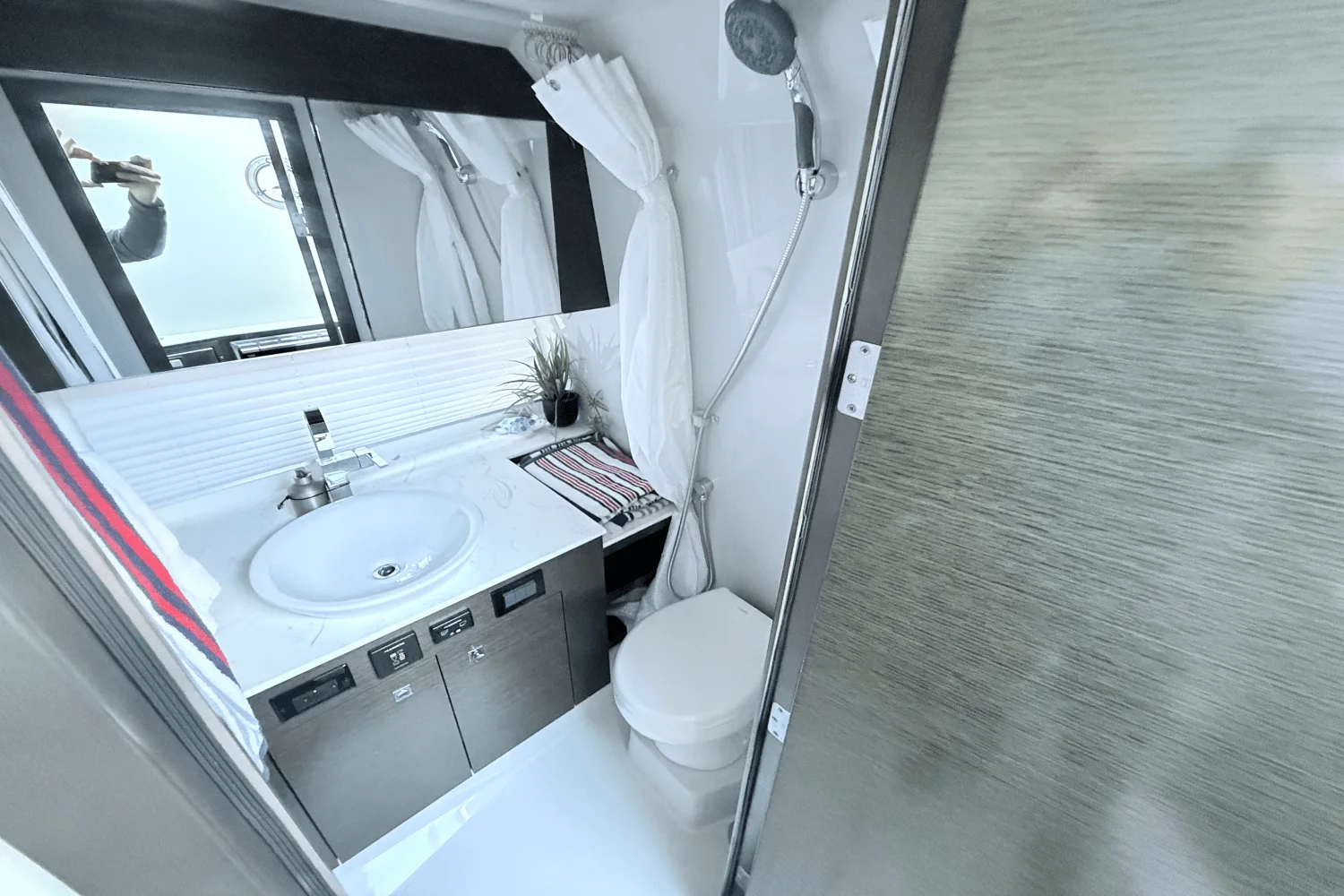 2020 Cruisers Yachts 38 GLS Image Thumbnail #21