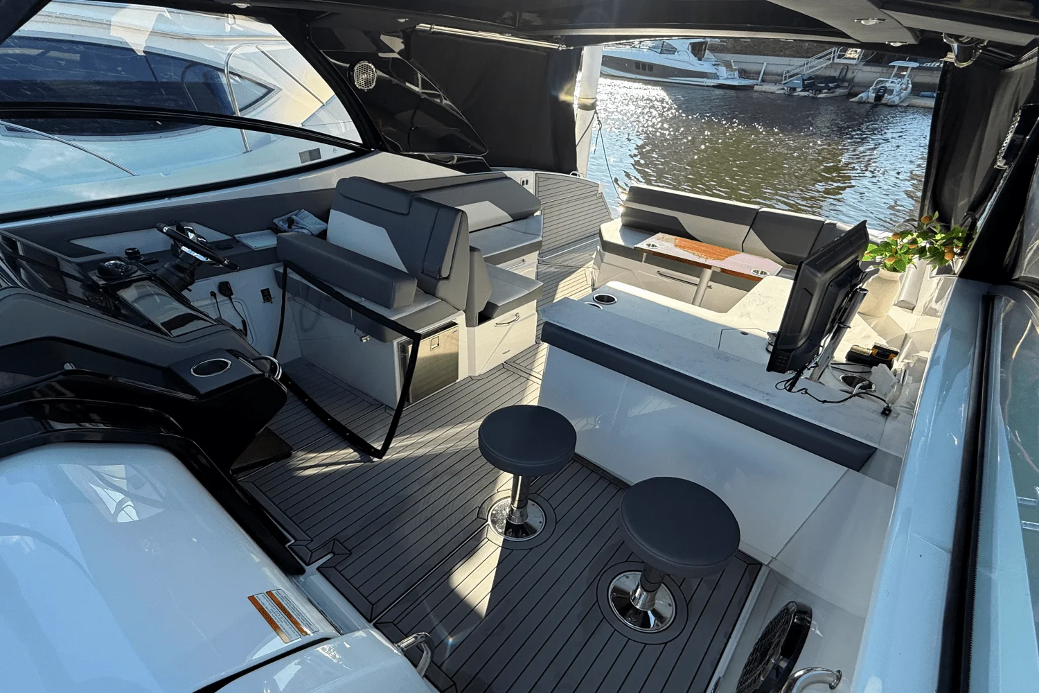 2020 Cruisers Yachts 38 GLS Image Thumbnail #7