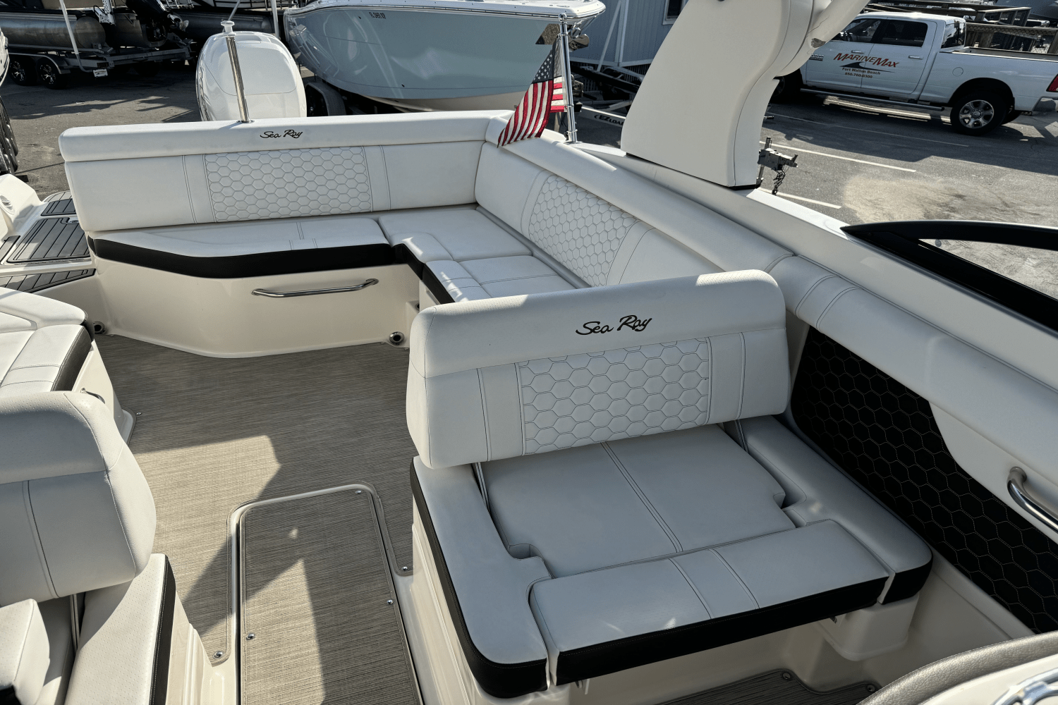 2019 Sea Ray 270 SDX OB Image Thumbnail #9