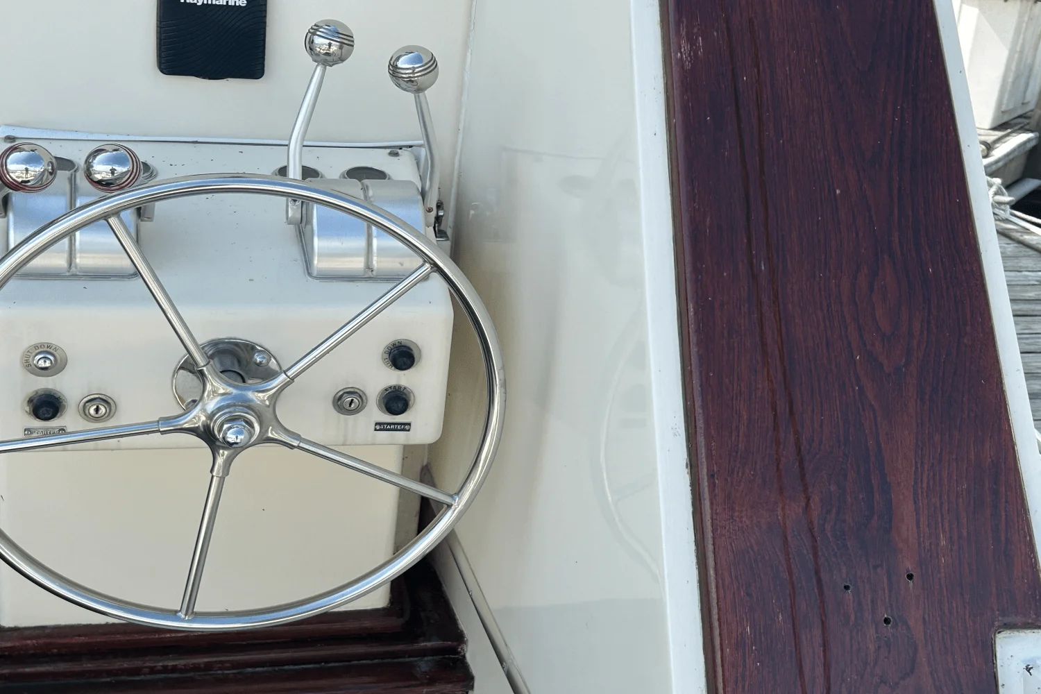 1984 Hatteras 60 CONTERTIBLE Image Thumbnail #9