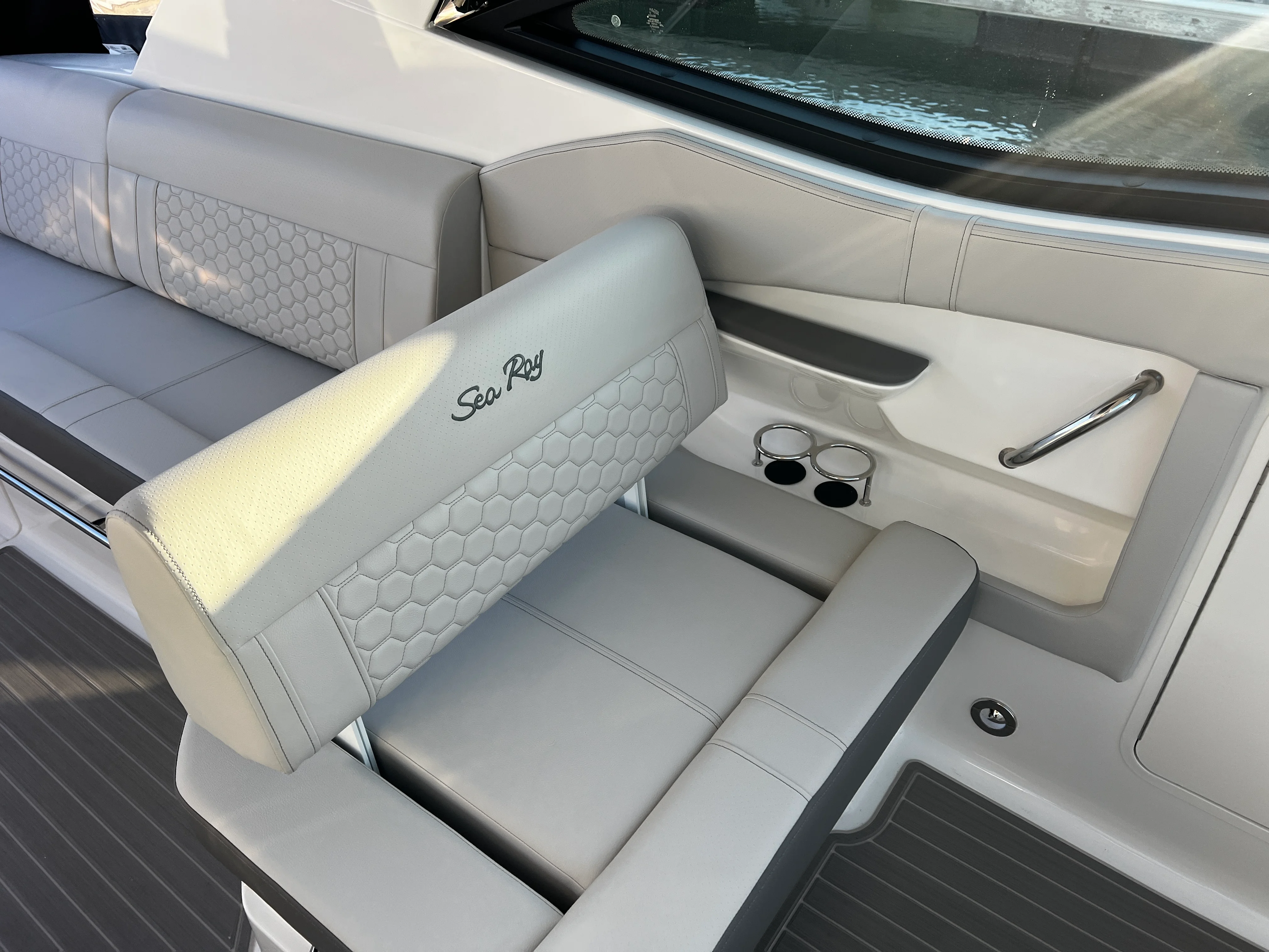 2026 Sea Ray Sundancer 320 Outboard Image Thumbnail #20