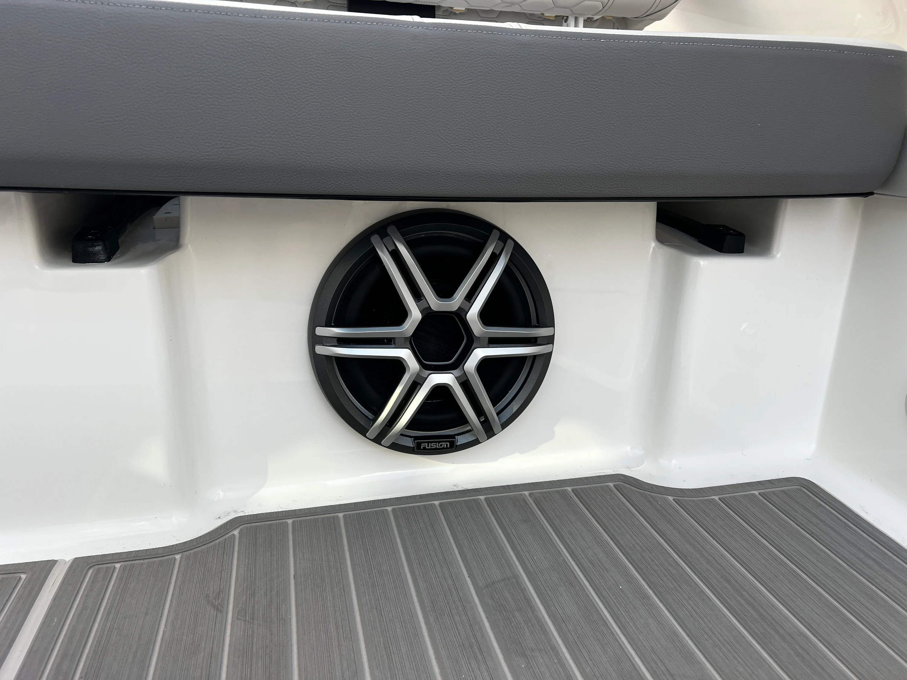 2026 Sea Ray Sundancer 320 Outboard Image Thumbnail #39