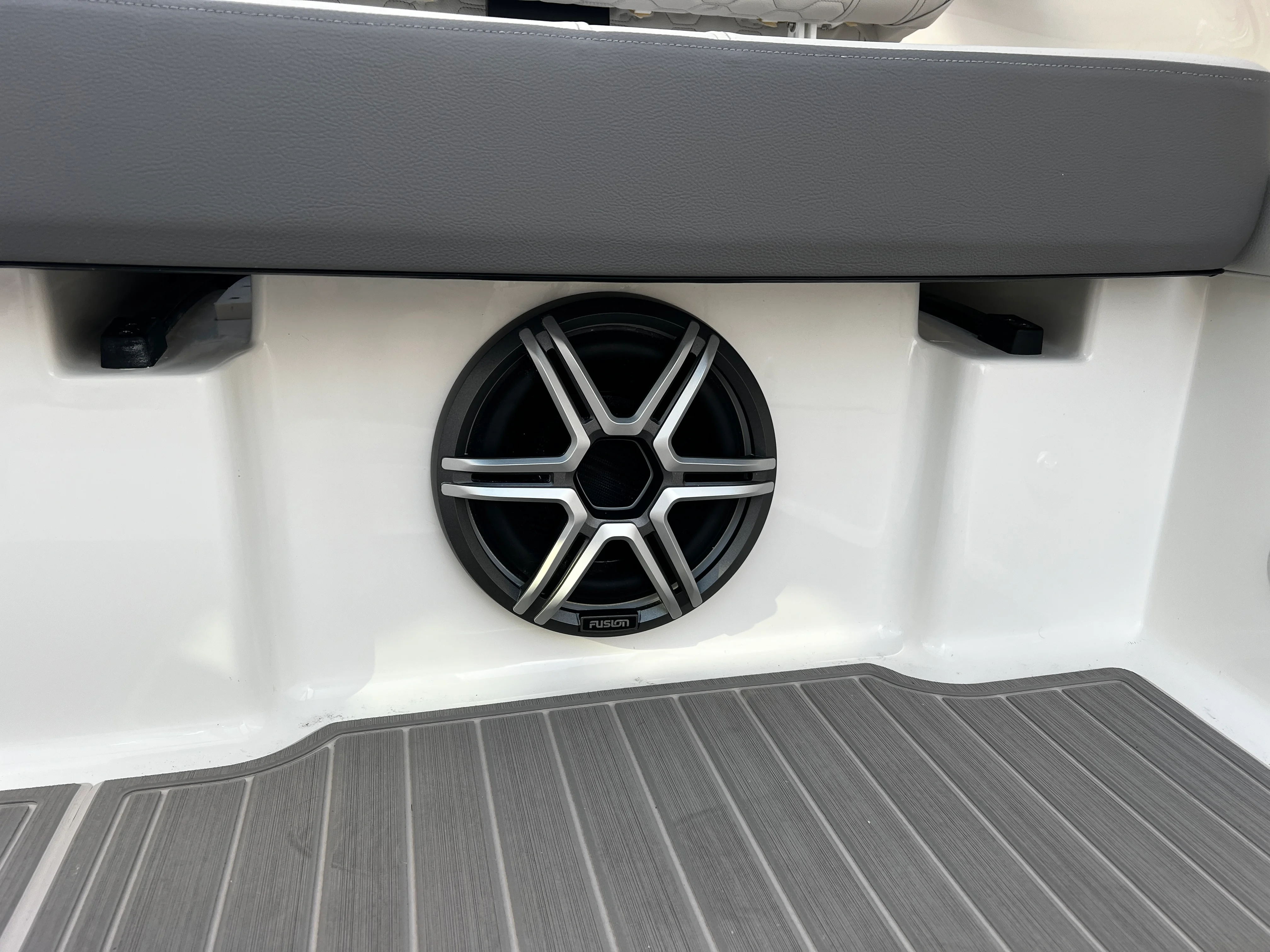 2026 Sea Ray Sundancer 320 Outboard Image Thumbnail #39