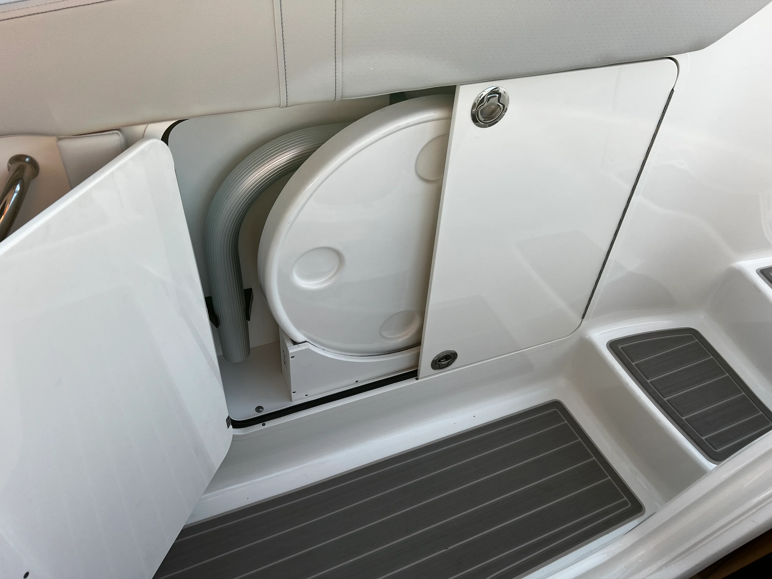 2026 Sea Ray Sundancer 320 Outboard Image Thumbnail #21