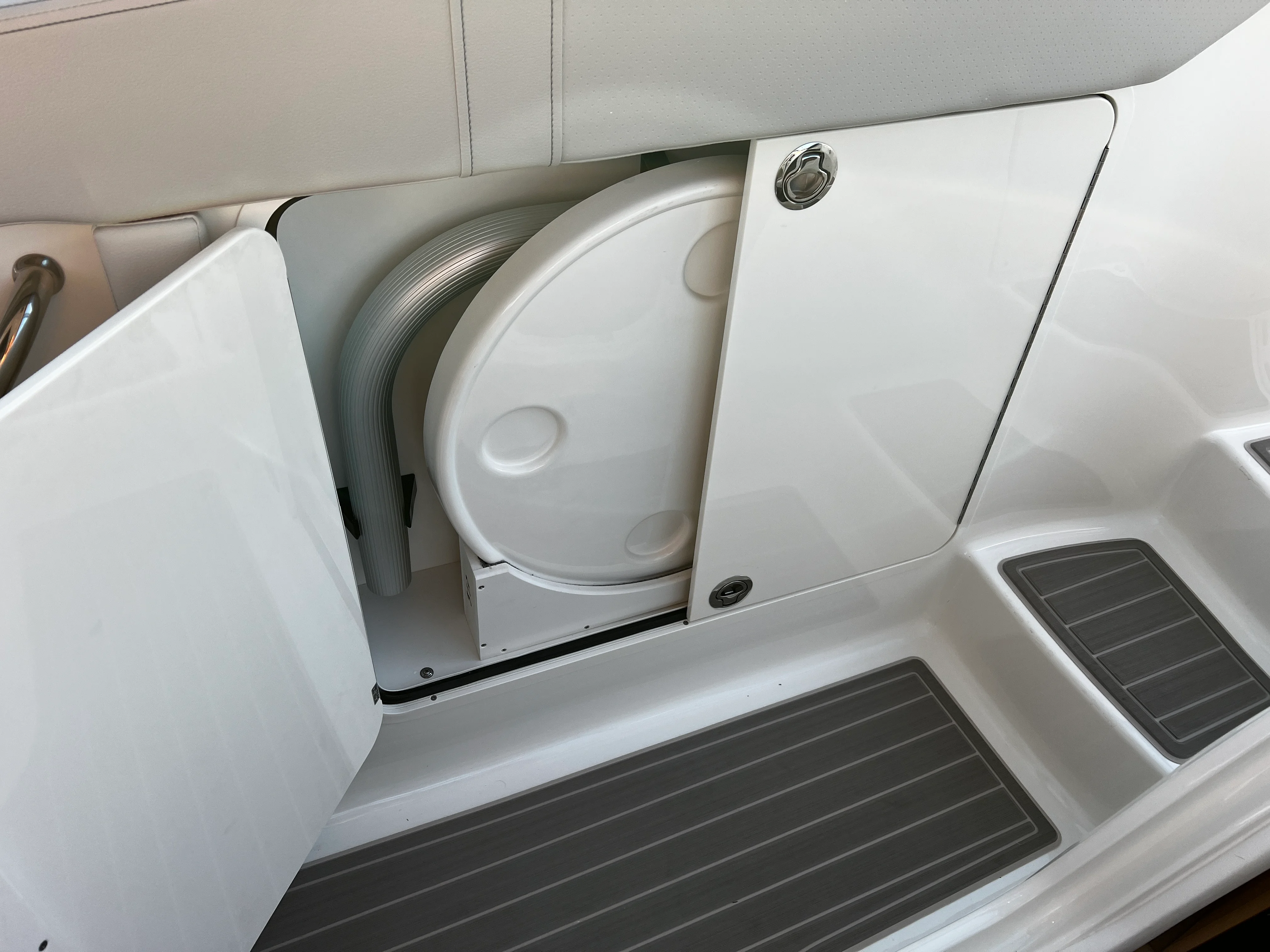 2026 Sea Ray Sundancer 320 Outboard Image Thumbnail #21