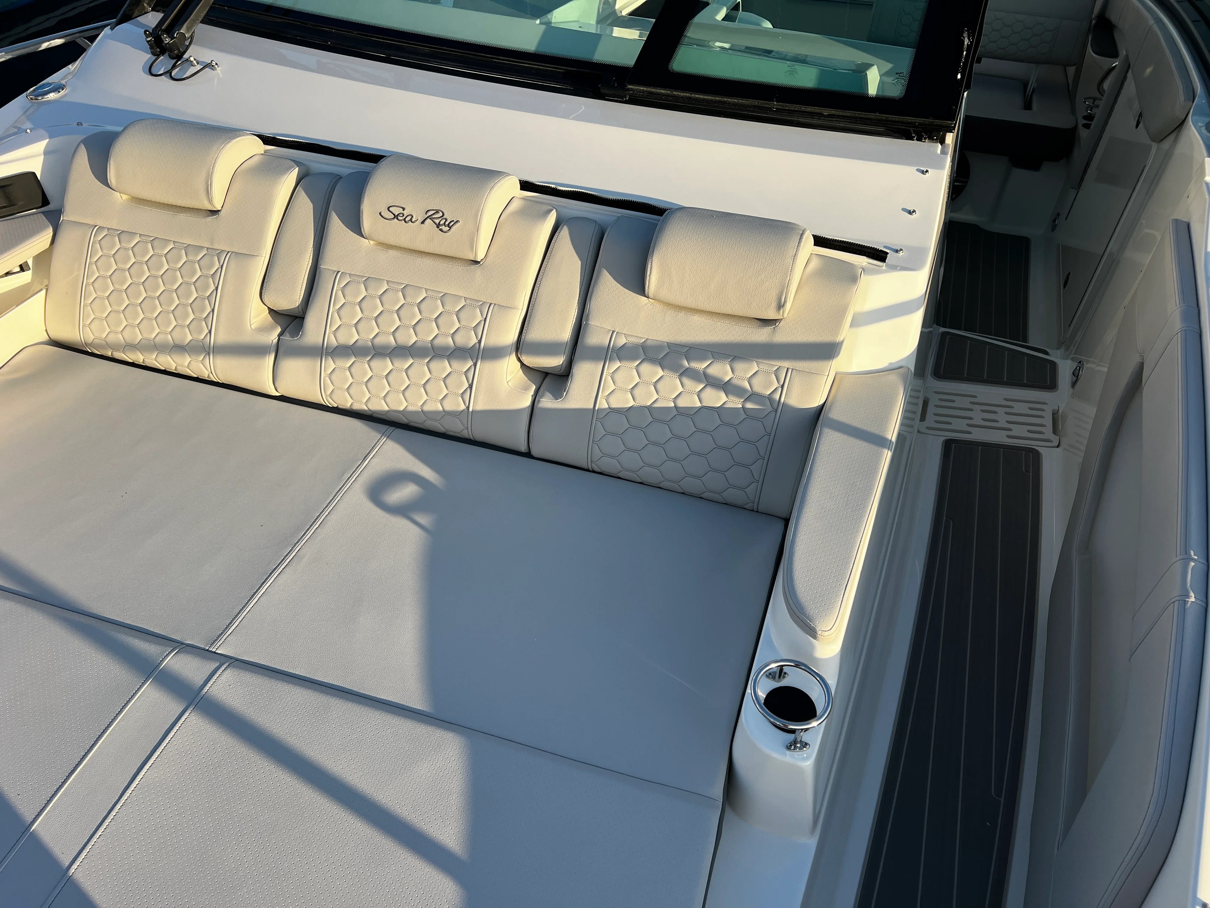 2026 Sea Ray Sundancer 320 Outboard Image Thumbnail #42