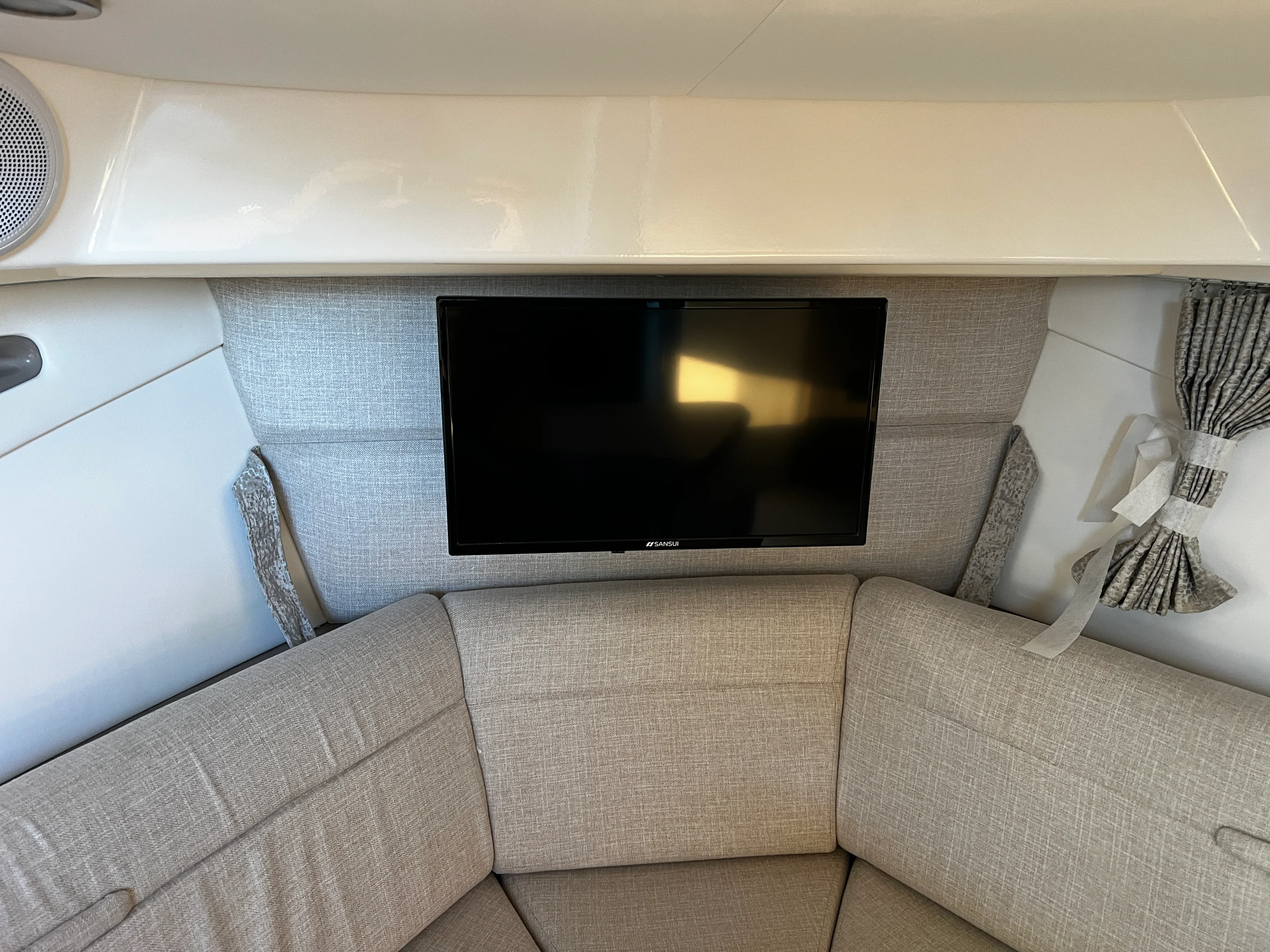 2026 Sea Ray Sundancer 320 Outboard Image Thumbnail #32