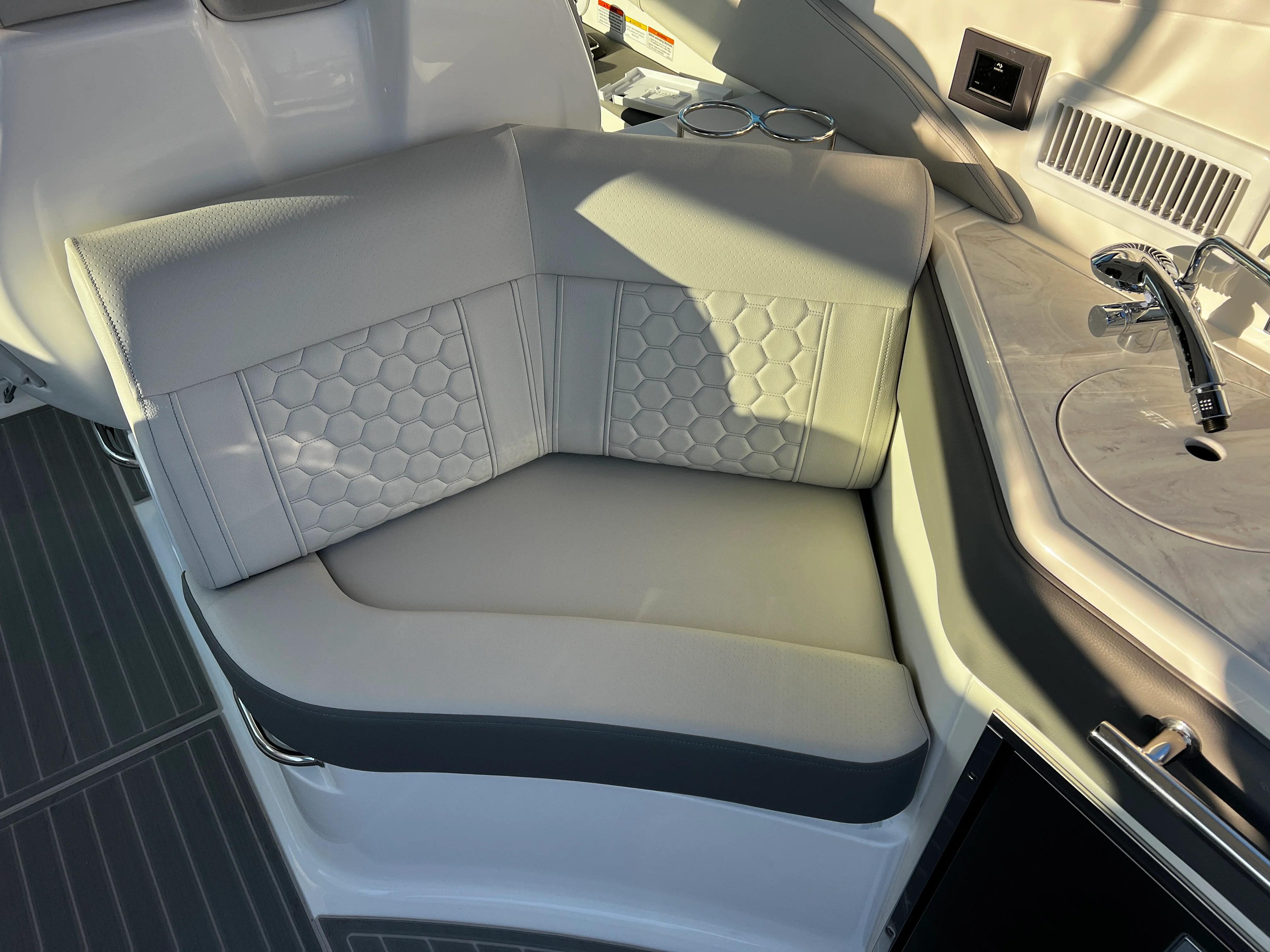 2026 Sea Ray Sundancer 320 Outboard Image Thumbnail #18