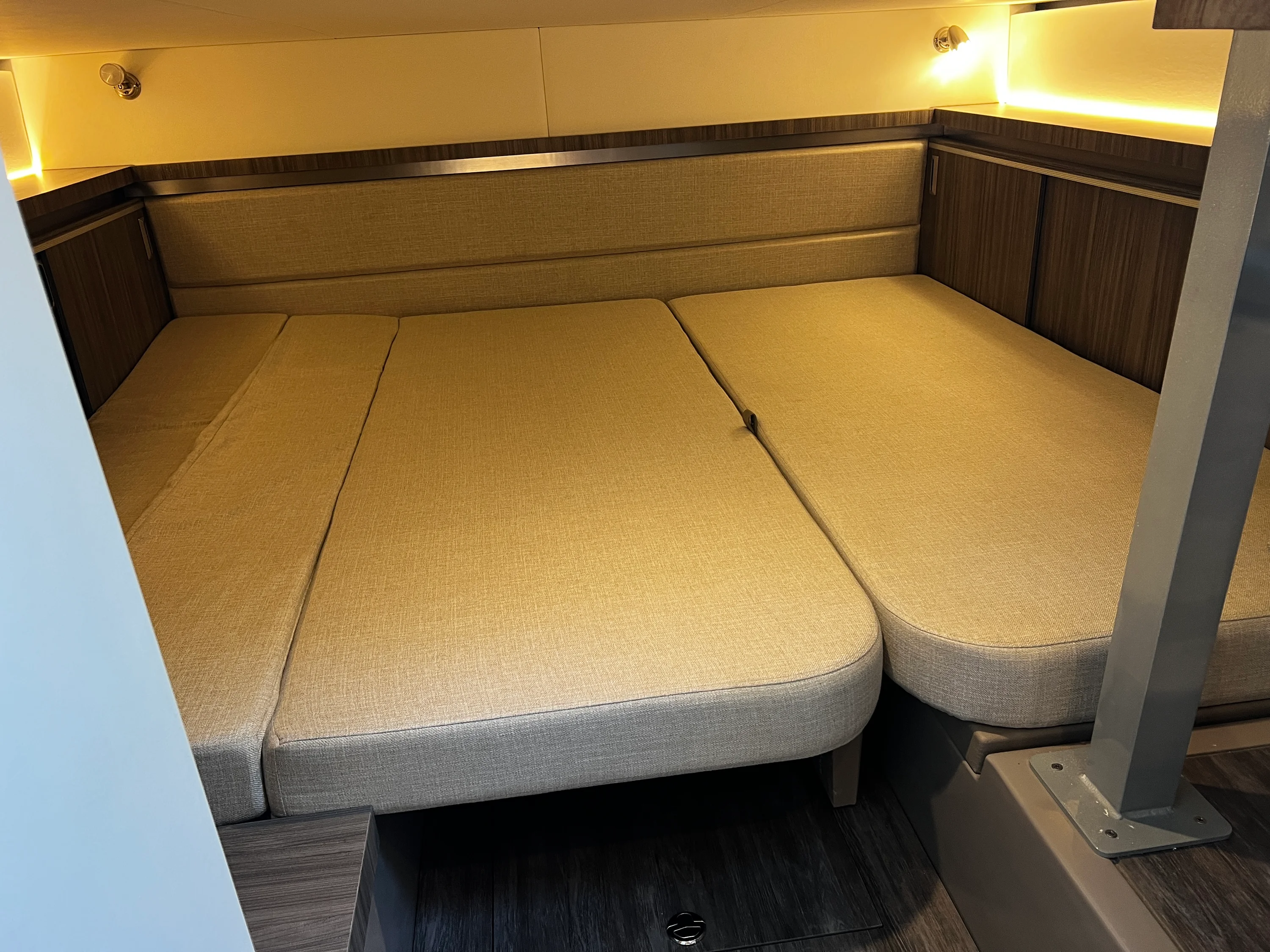 2026 Sea Ray Sundancer 320 Outboard Image Thumbnail #38