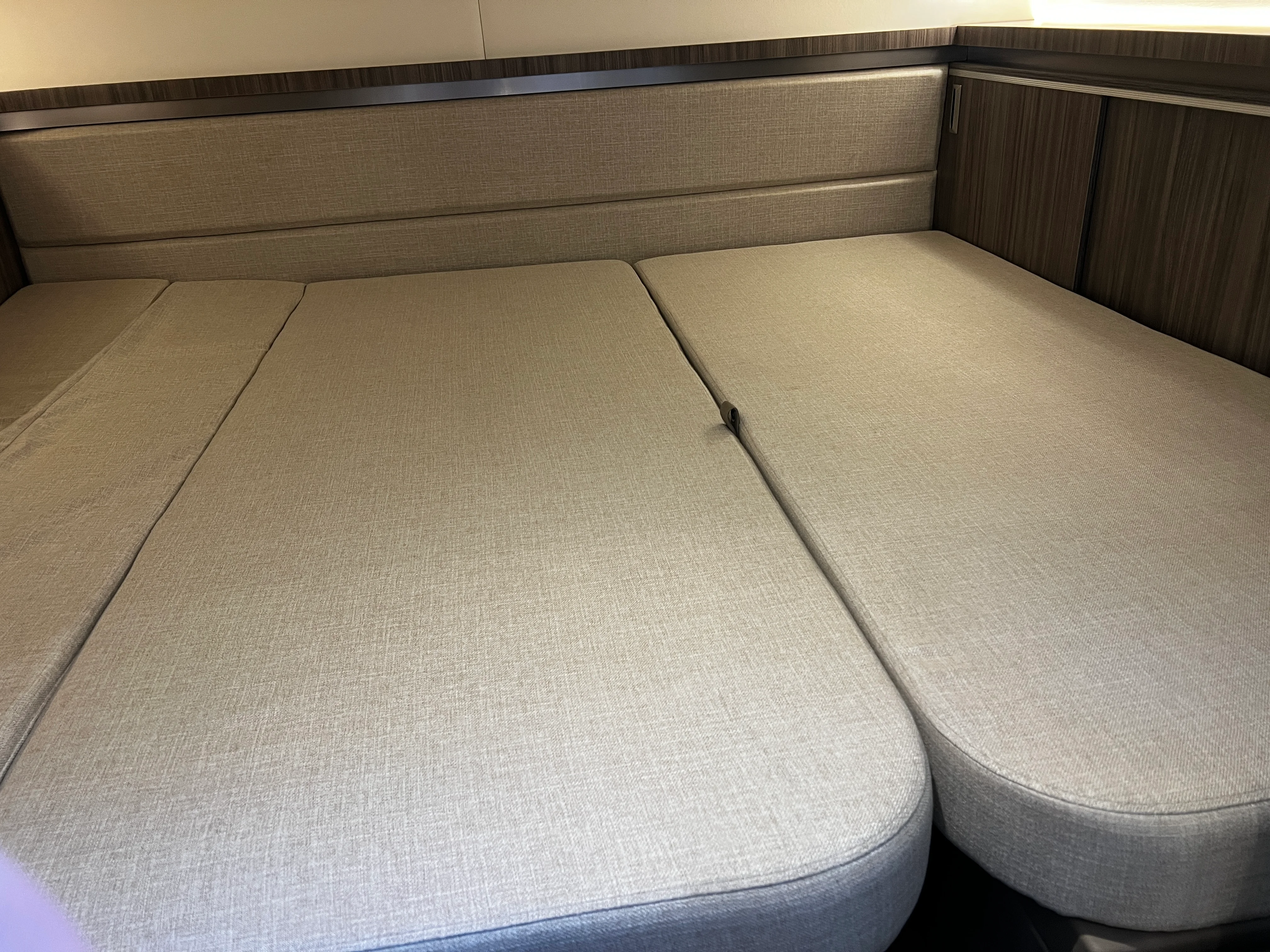 2026 Sea Ray Sundancer 320 Outboard Image Thumbnail #37