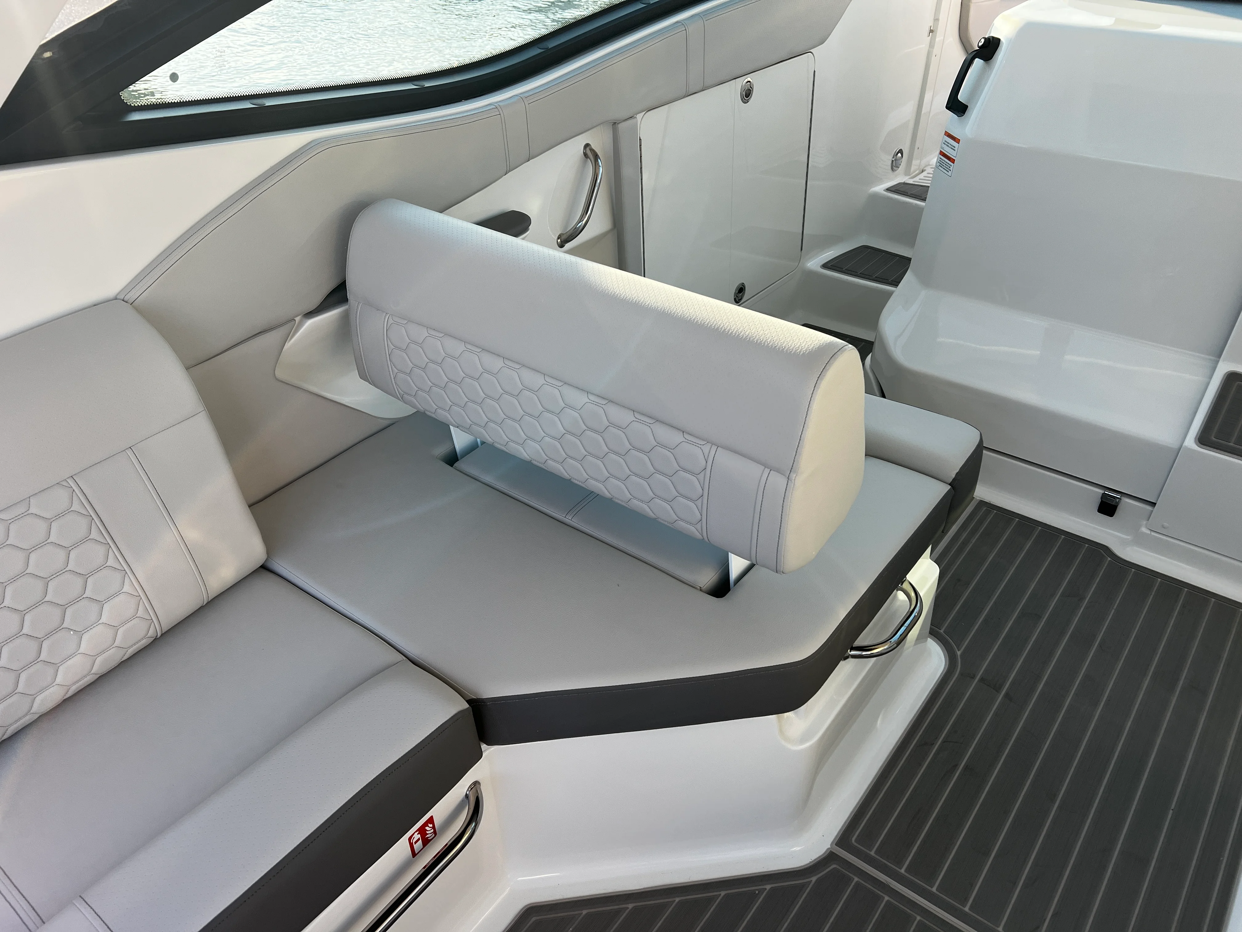 2026 Sea Ray Sundancer 320 Outboard Image Thumbnail #19