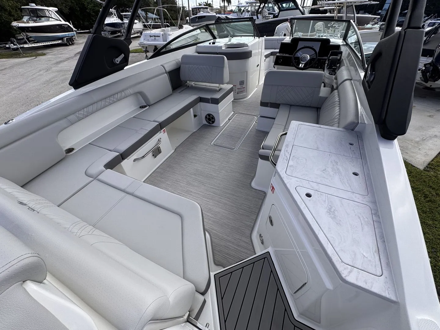 2026 Sea Ray SDX 290 Outboard Image Thumbnail #3